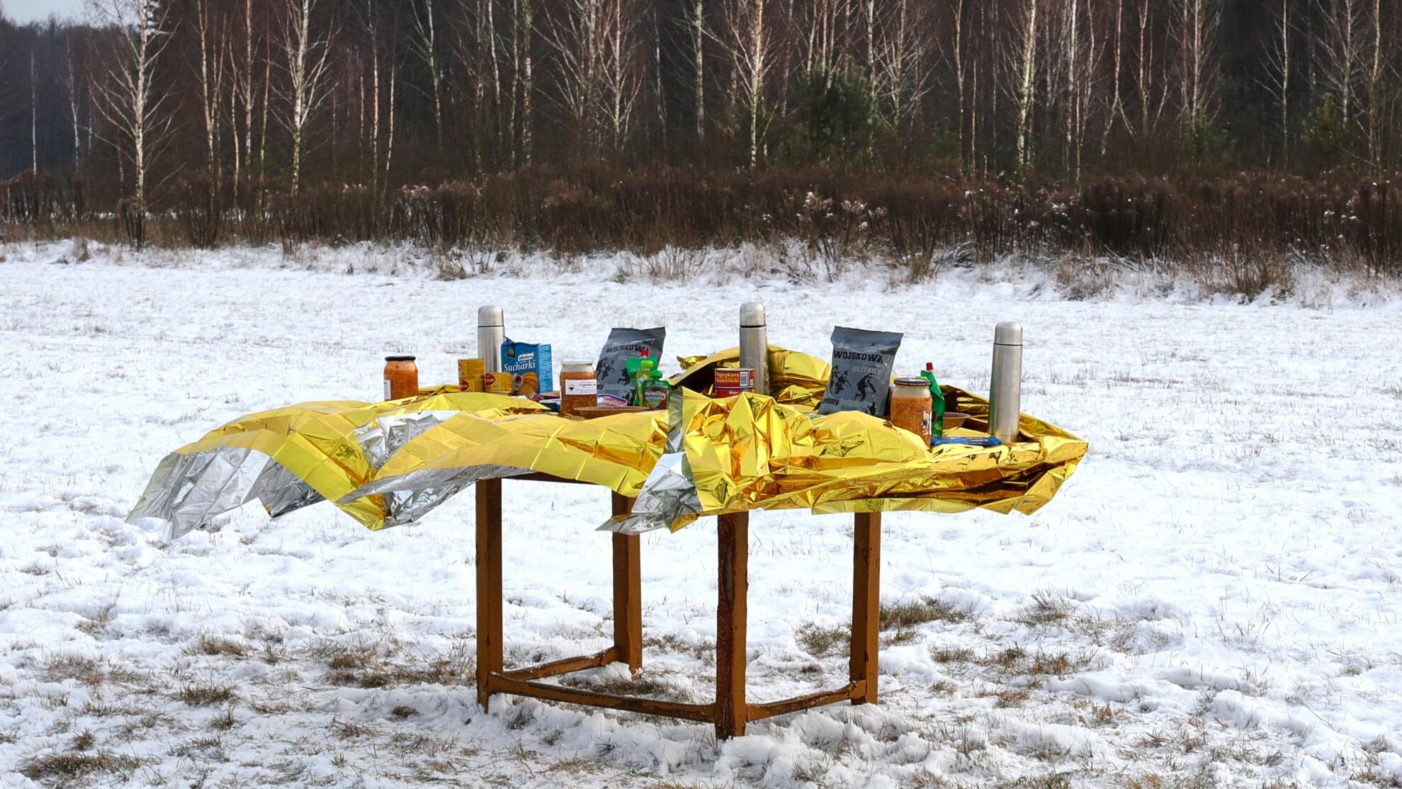 Stół wigilijny dla uchodźców przy lesie na podlasiu, fot. Maciej Niemojewski
