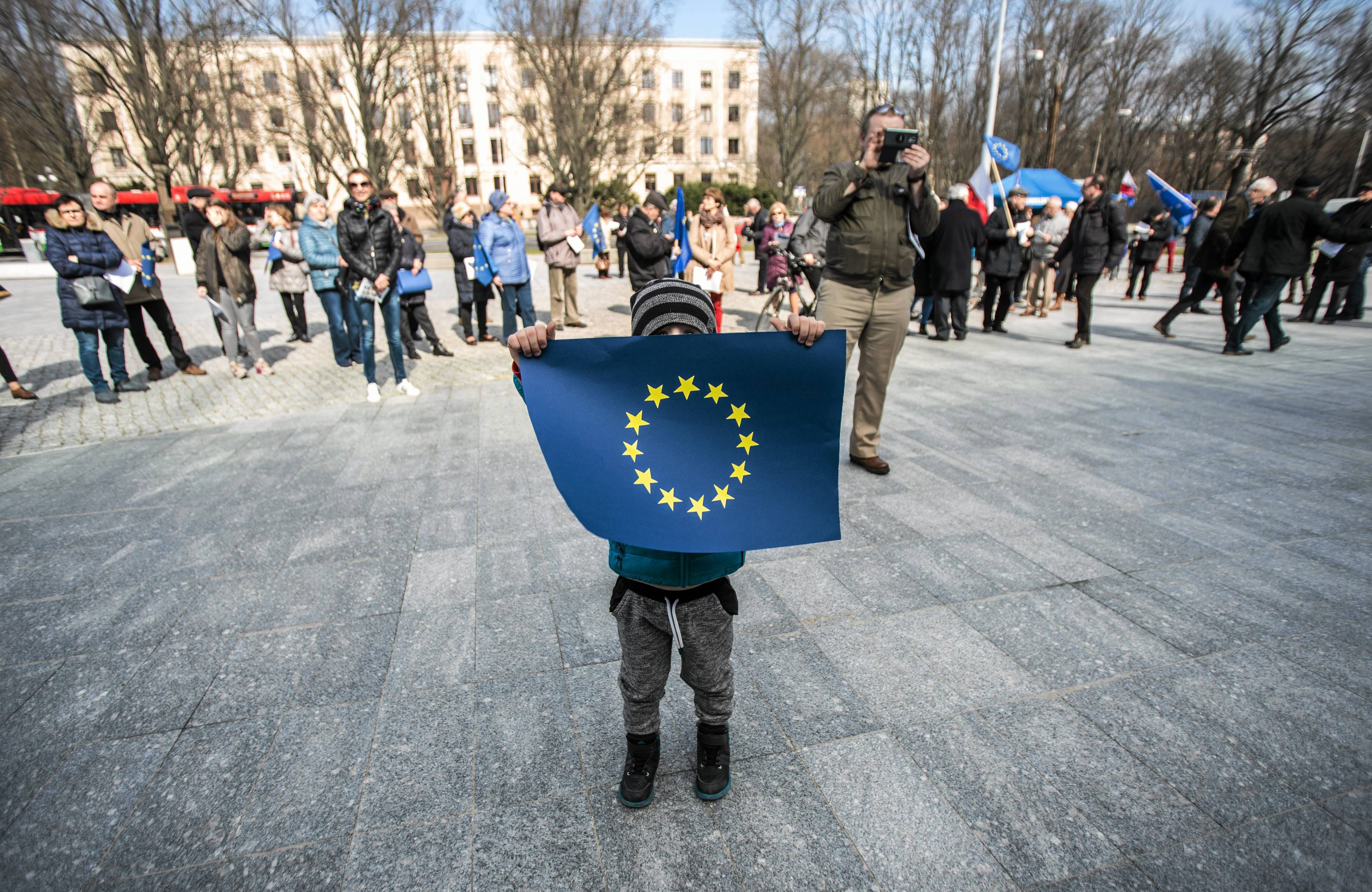 Dziecko trzyma flagę Unii Europejskiej