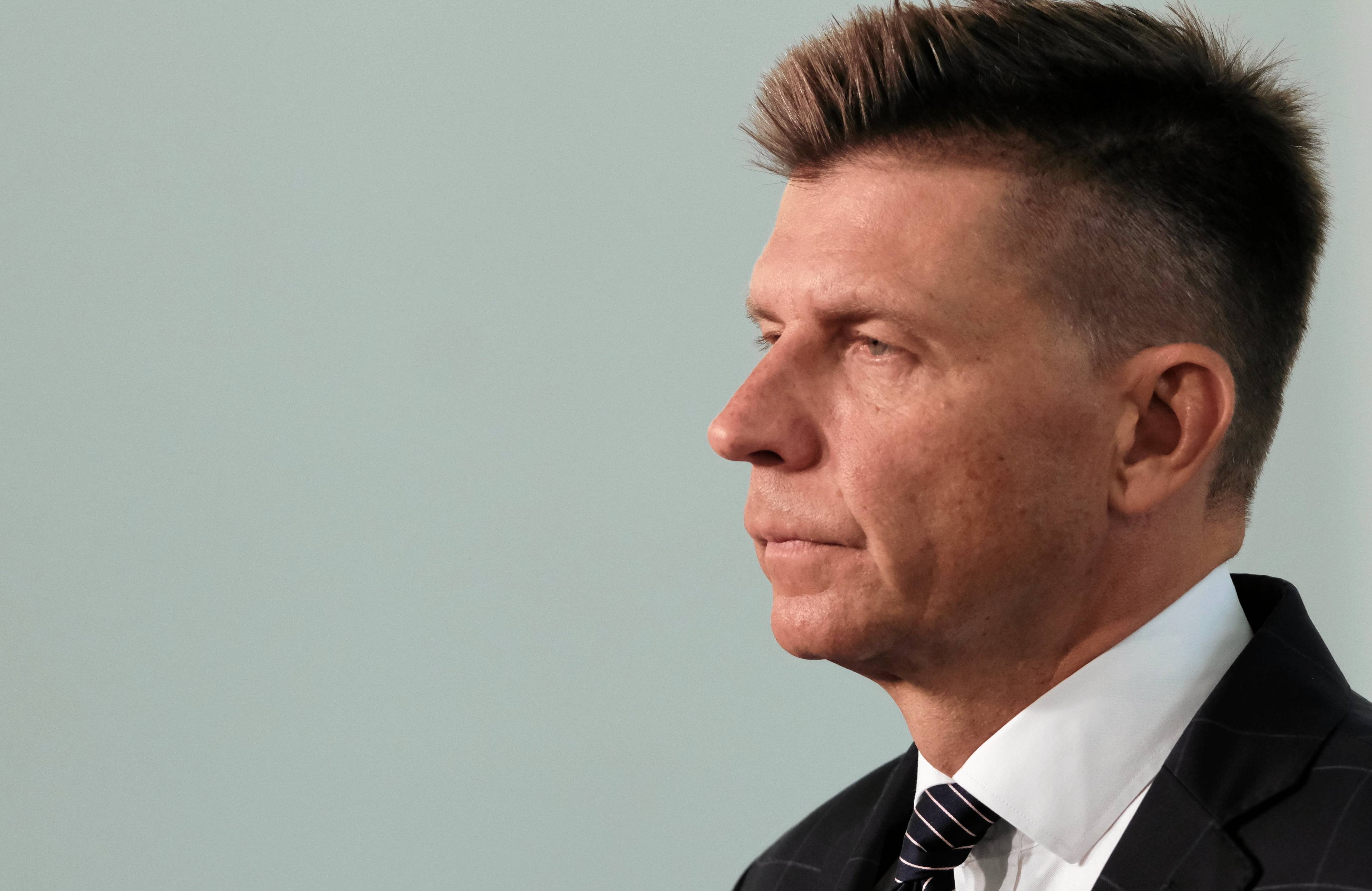 Profil Ryszarda Petru na tle gładkiej ściany