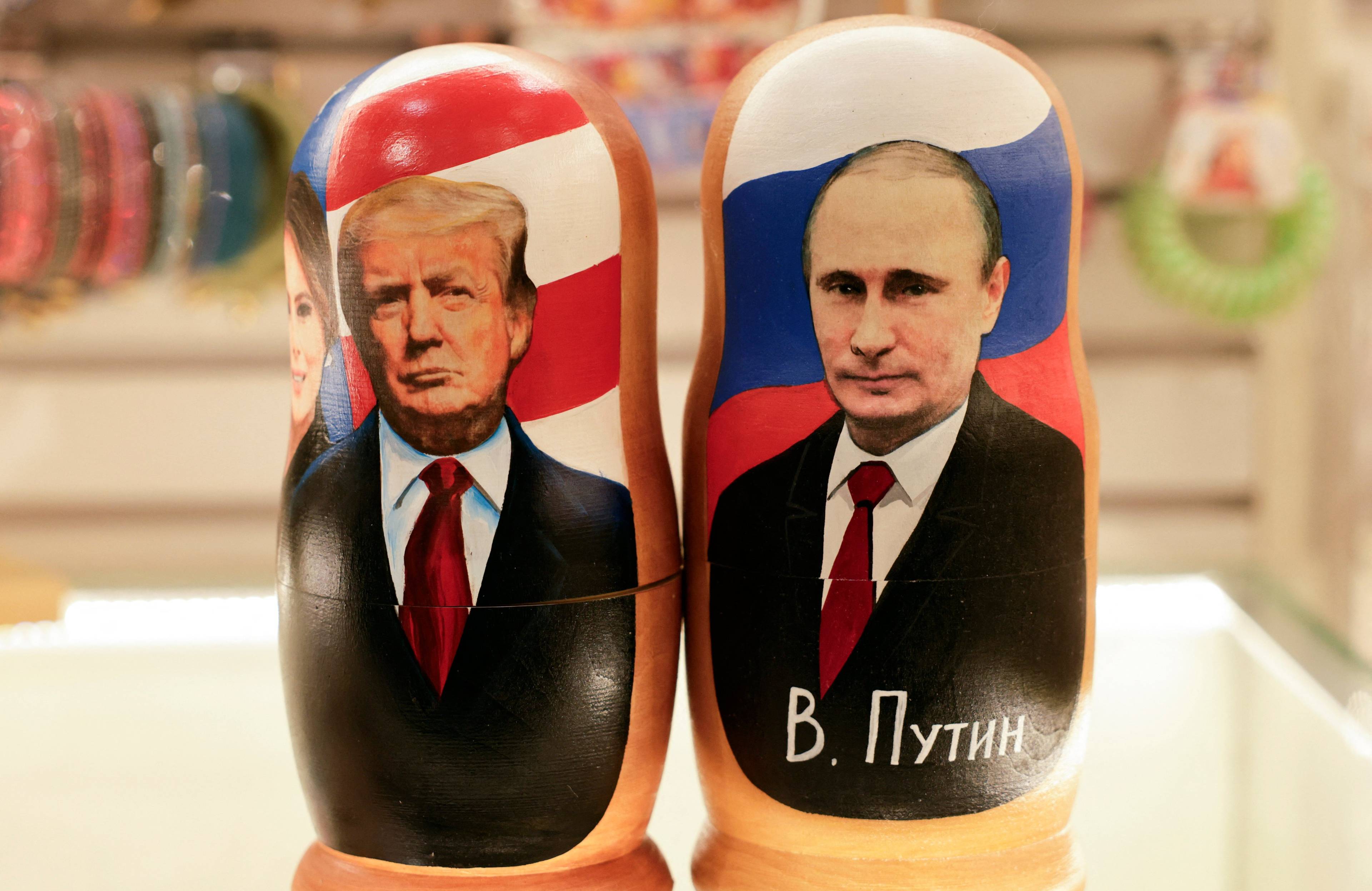 Postaci Donalda Trumpa i Władimira Putina wpisane w matrioszki
