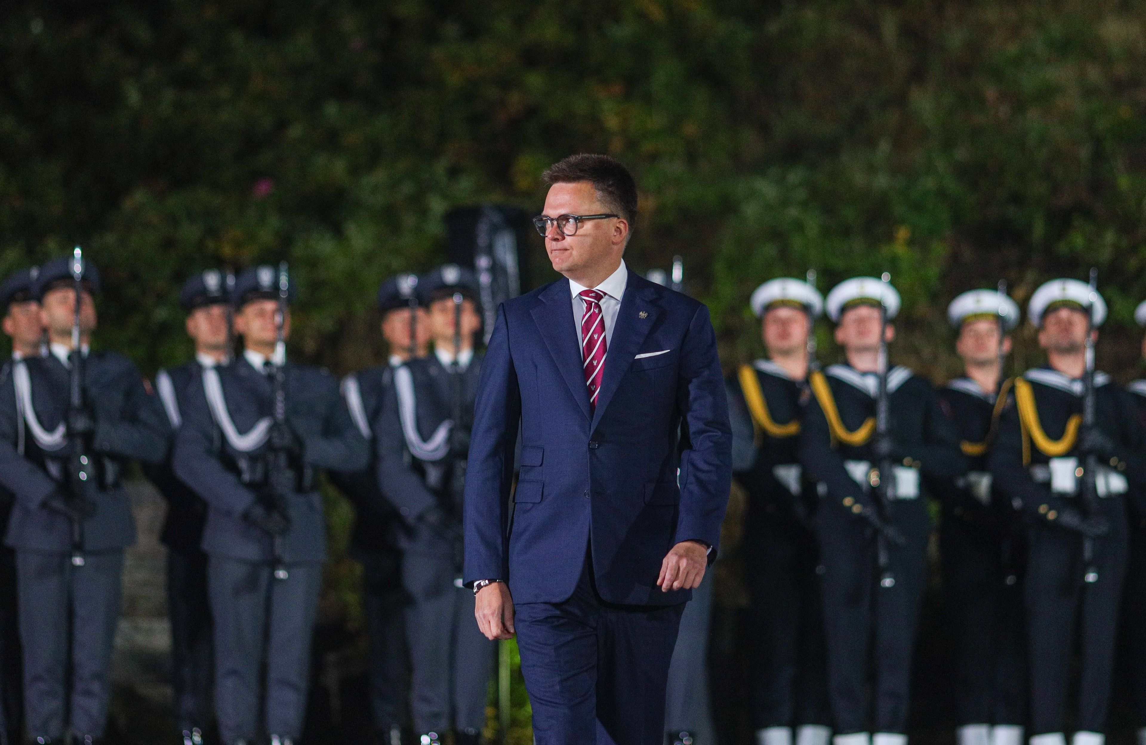 01.09.2024, Westerplatte, Gdańsk. Obchody 85 . rocznicy wybuchu II wojny swiatowej na Westerplatte. Marszałek Szymon Hołownia na tle szpaleru wojskowej warty honorowej.