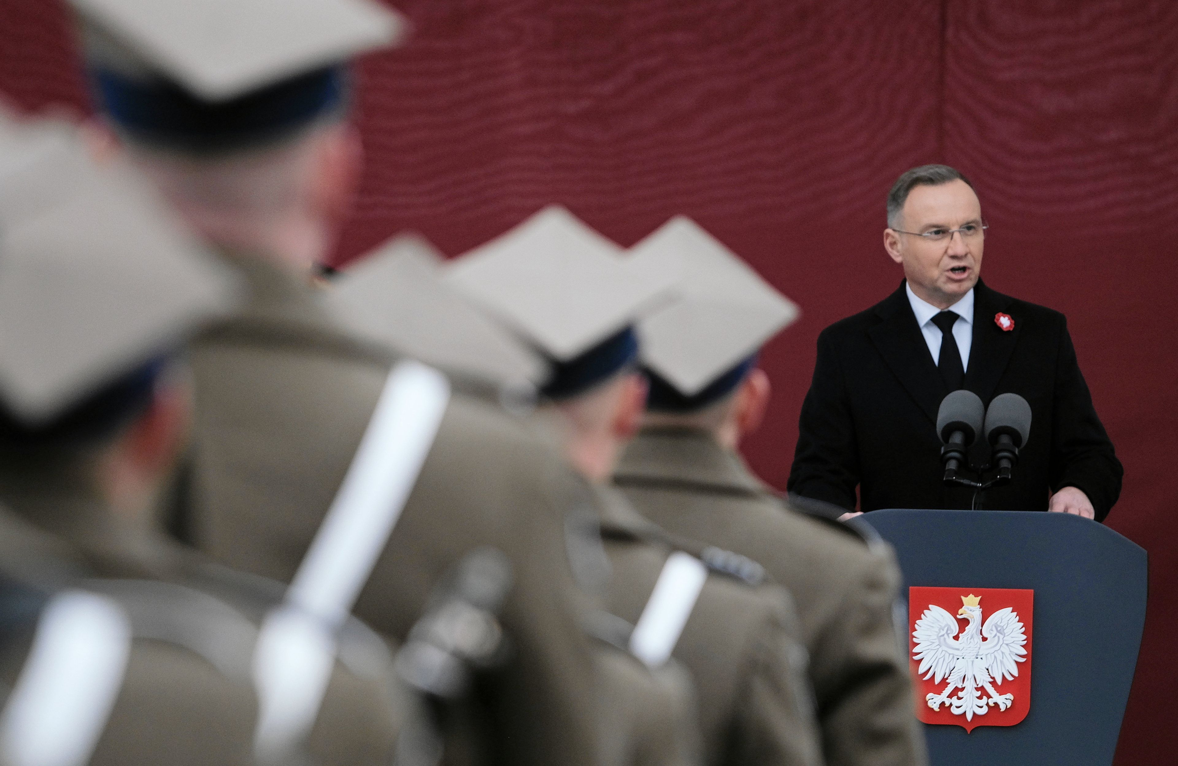 Prezydent Andrzej Duda przemawia z trybuny podczas Święta Niepodległości, z przodu żołnierze Wojska Polskiego