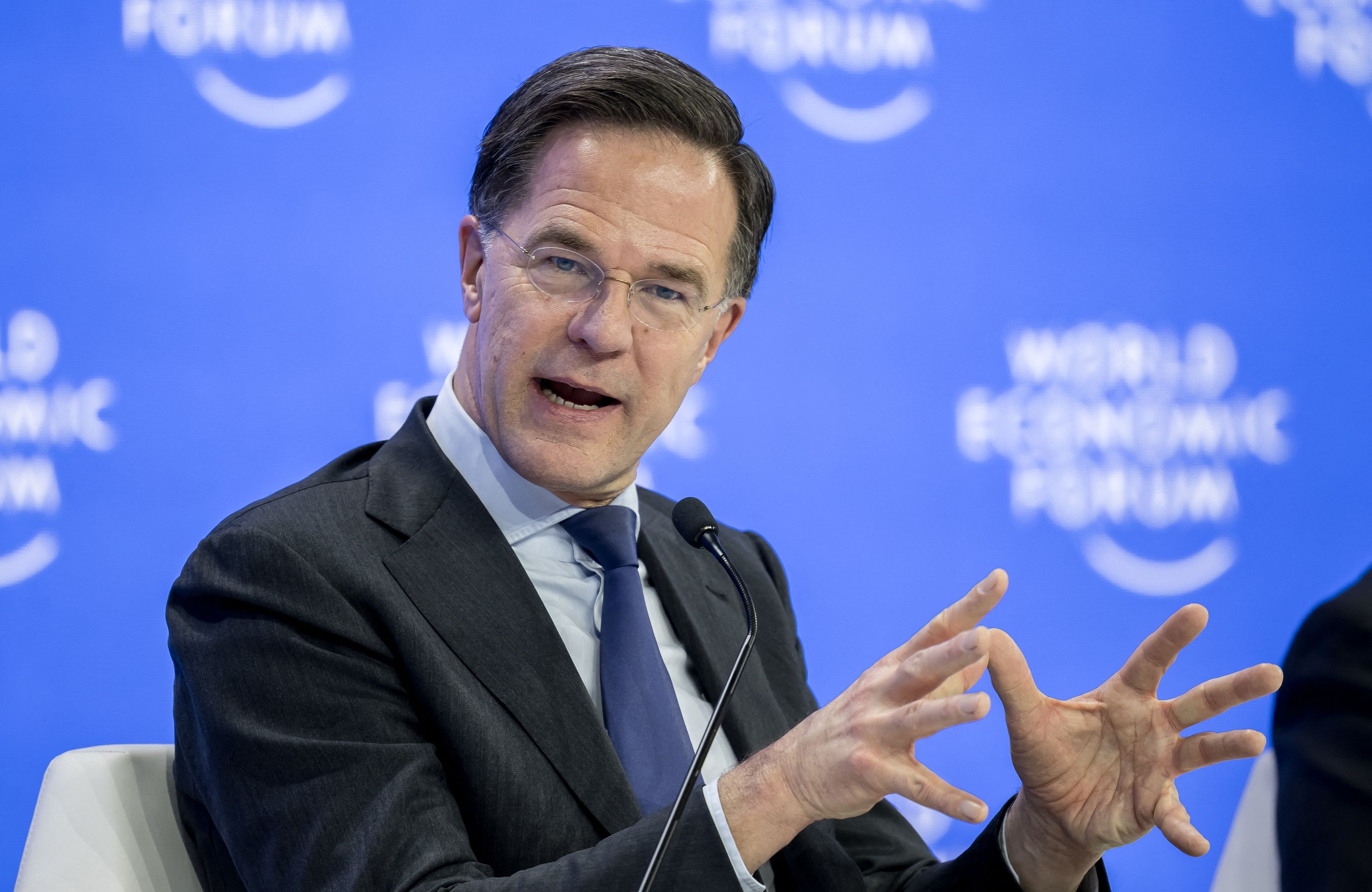 Mark Rutte przemawia siedząc i gestykuluje