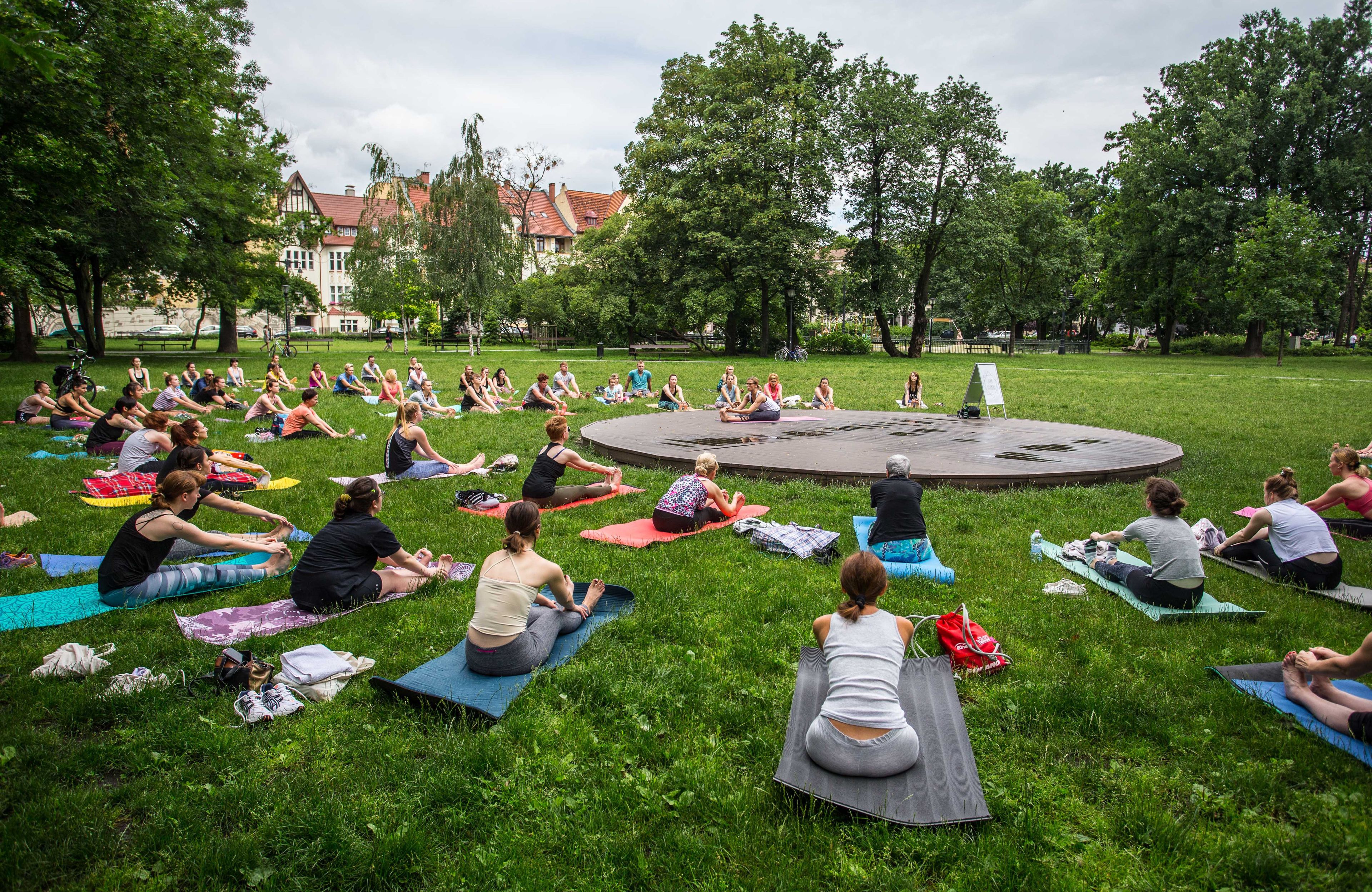 Joga w parku Kochanowskiego w Bydgoszczy