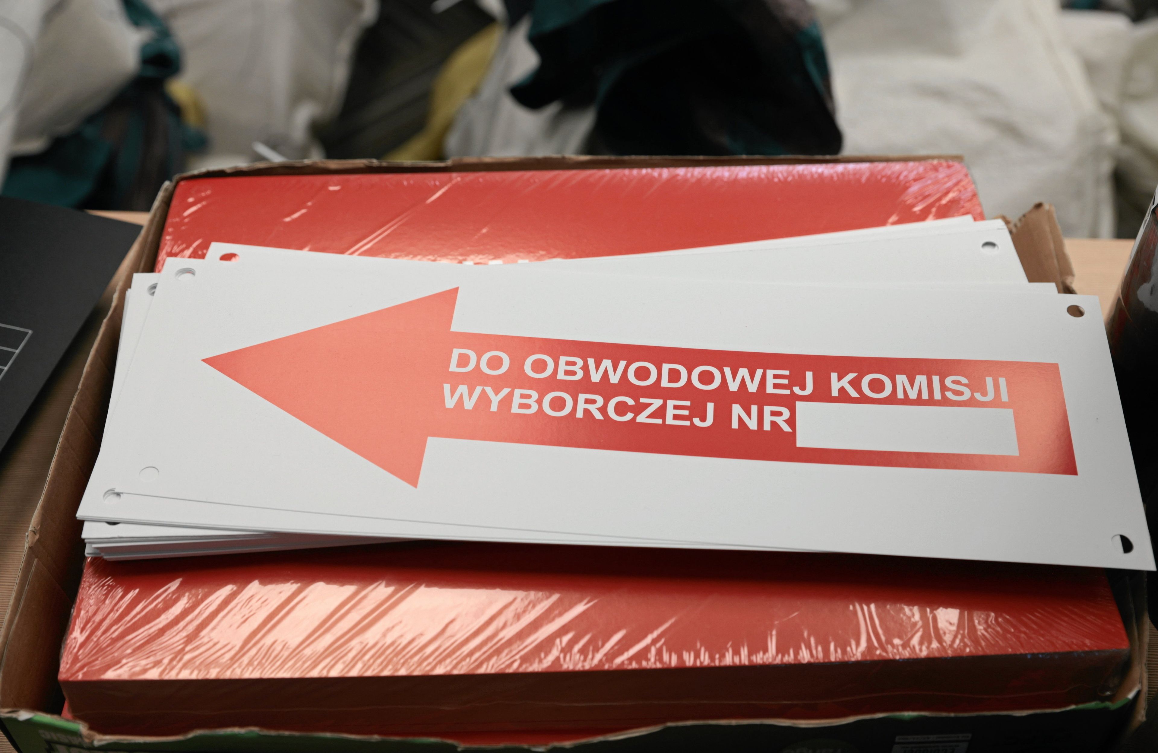 Tablica z czerwoną strzałką i napisem "Do obwodowej komisji wyborczej"