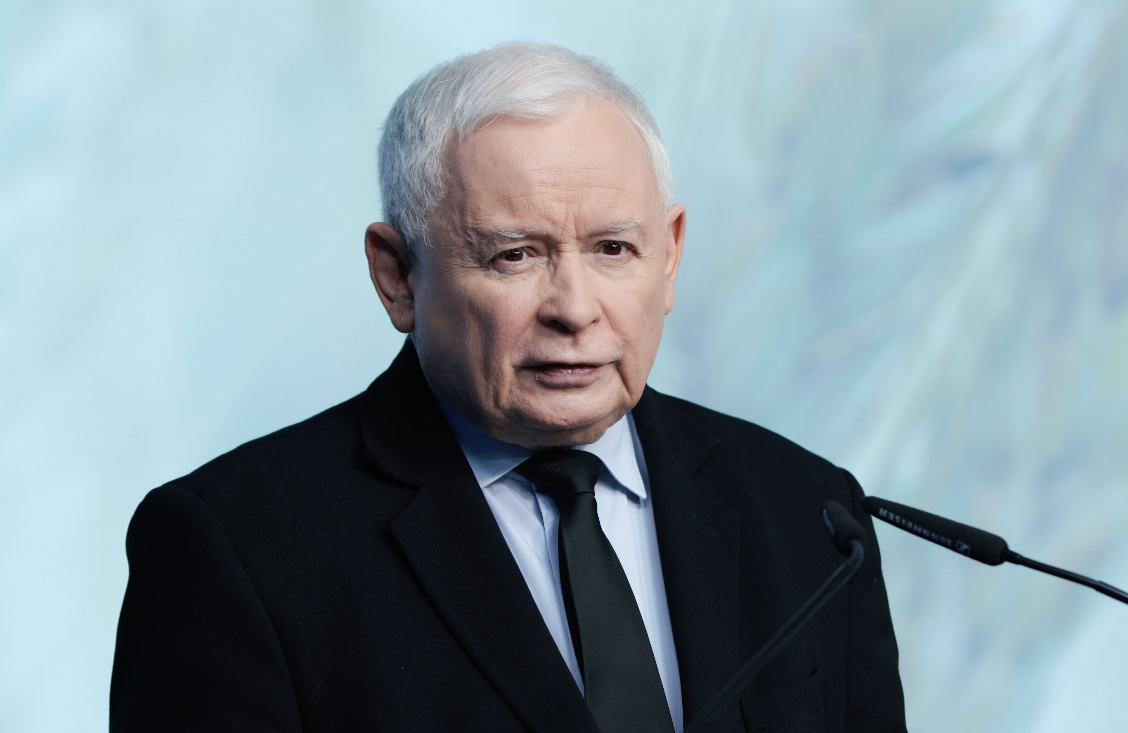 Jarosław Kaczyński przed mikrofonem