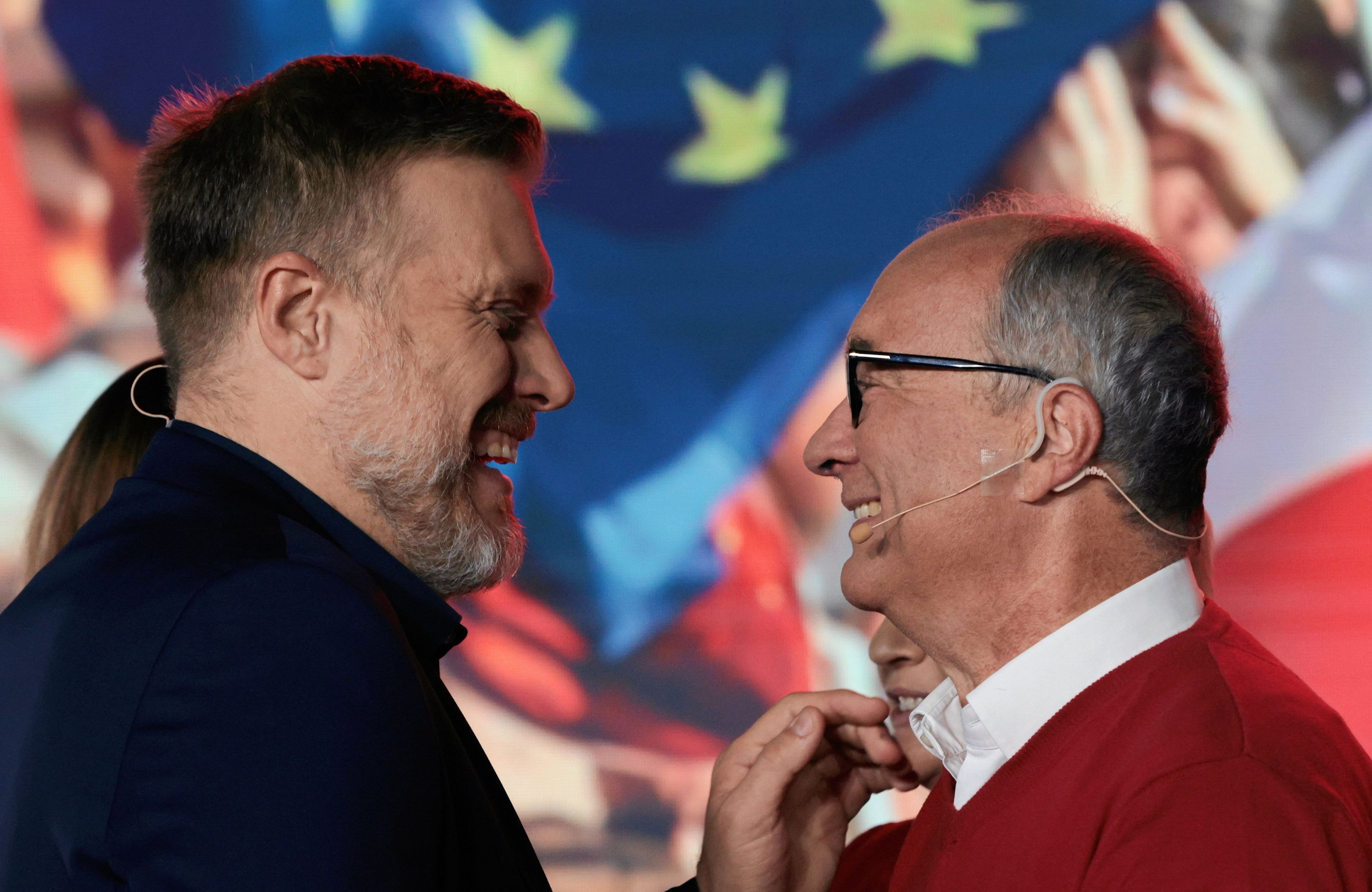 Dwóch mężczyzn stoi zwróconych do siebie twarzami
