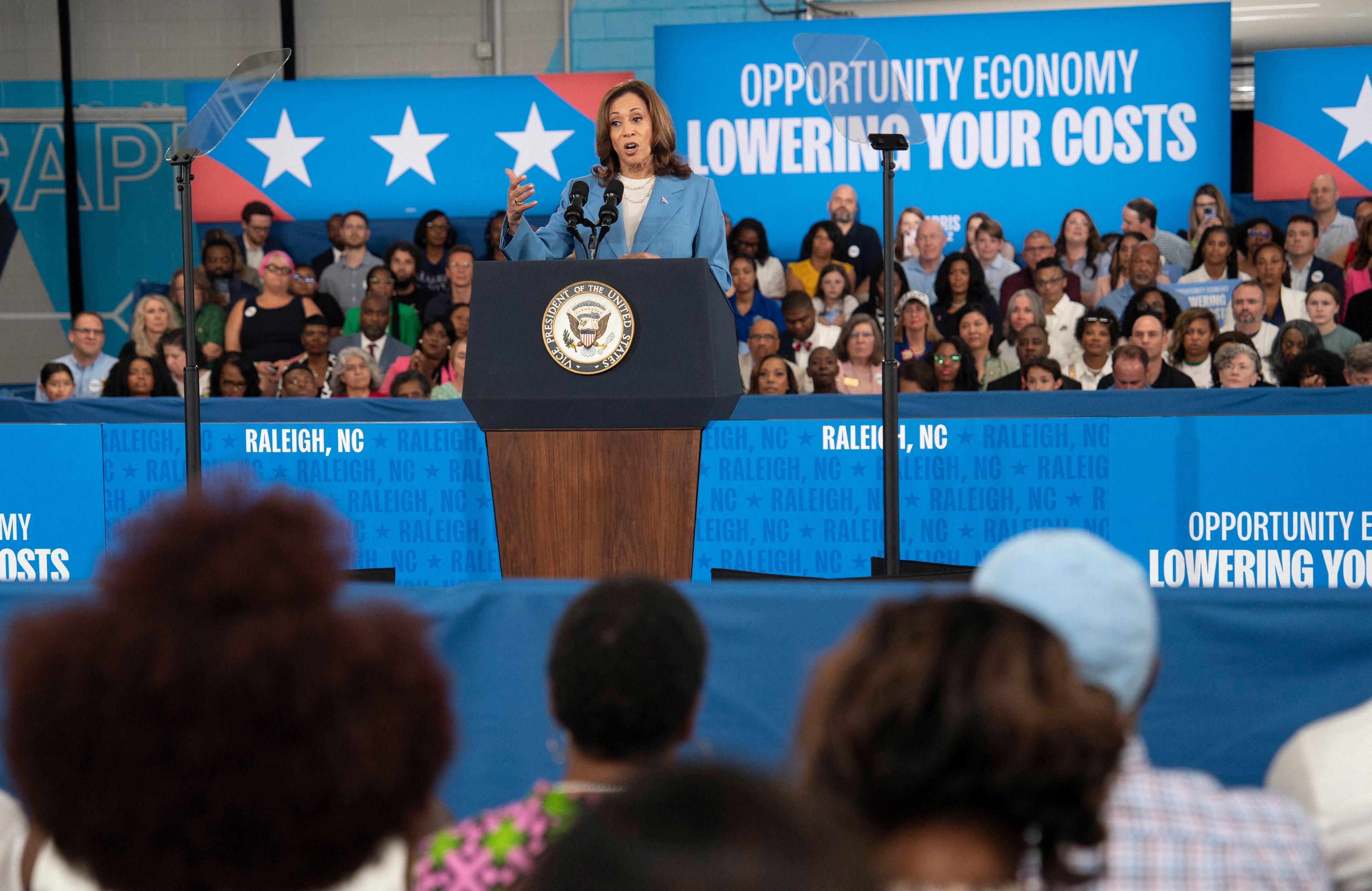 Wiceprezydentka USA Kamala Harris przemawia na wiecu politycznym