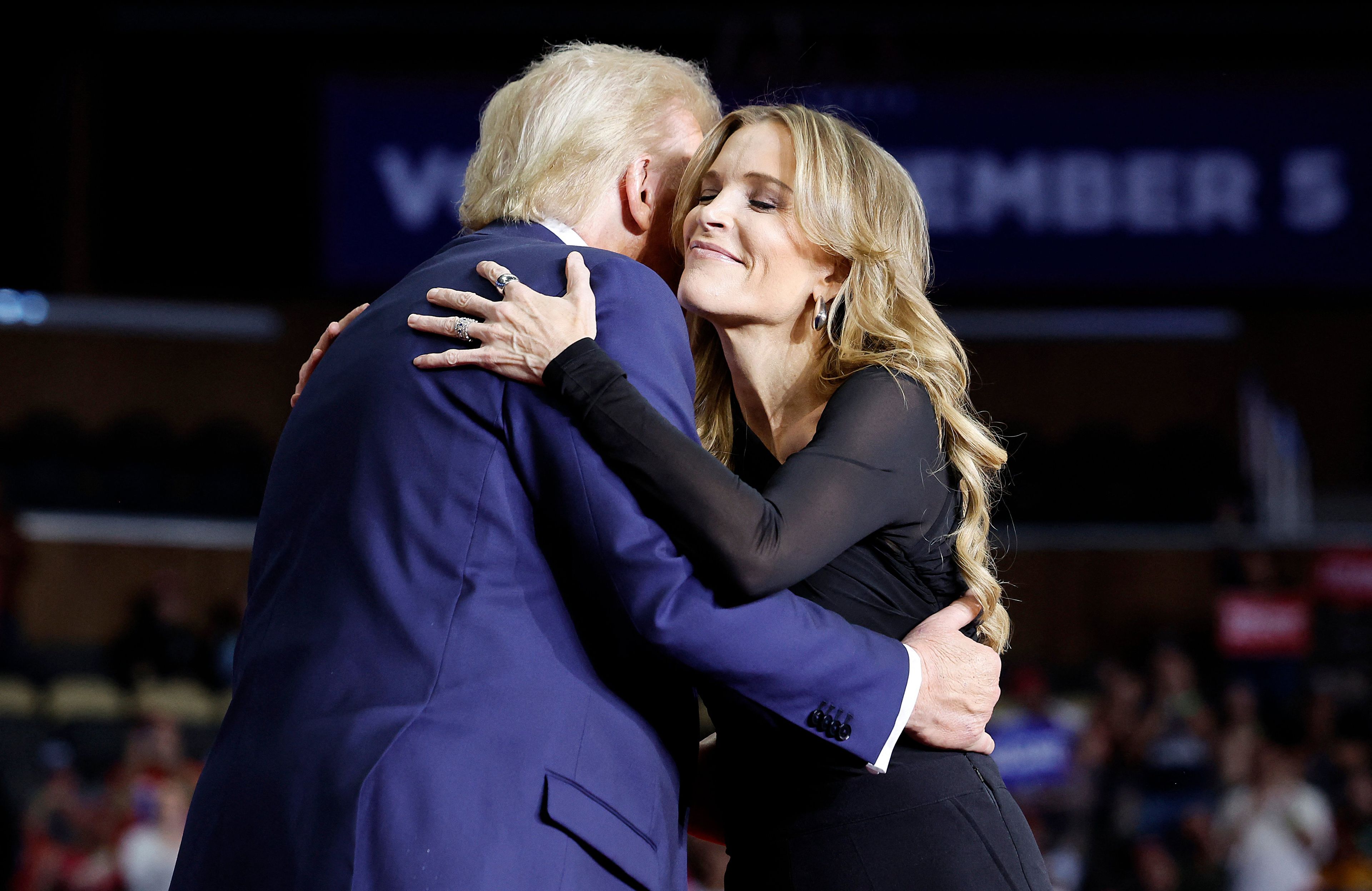 Biała blondynka przytula Donalda Trumpa