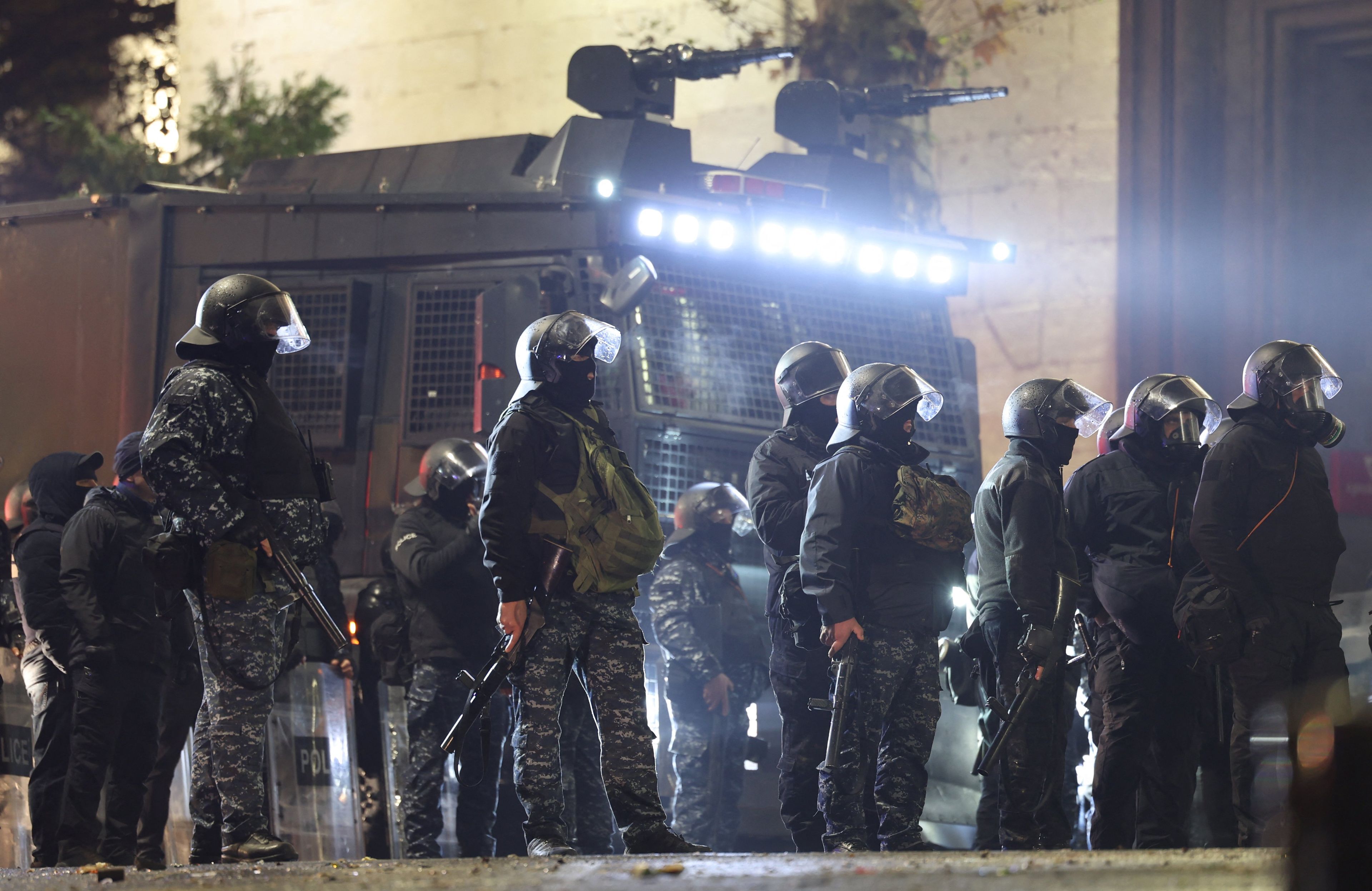 Policjanci gotowi do tłumienia demonstrantów