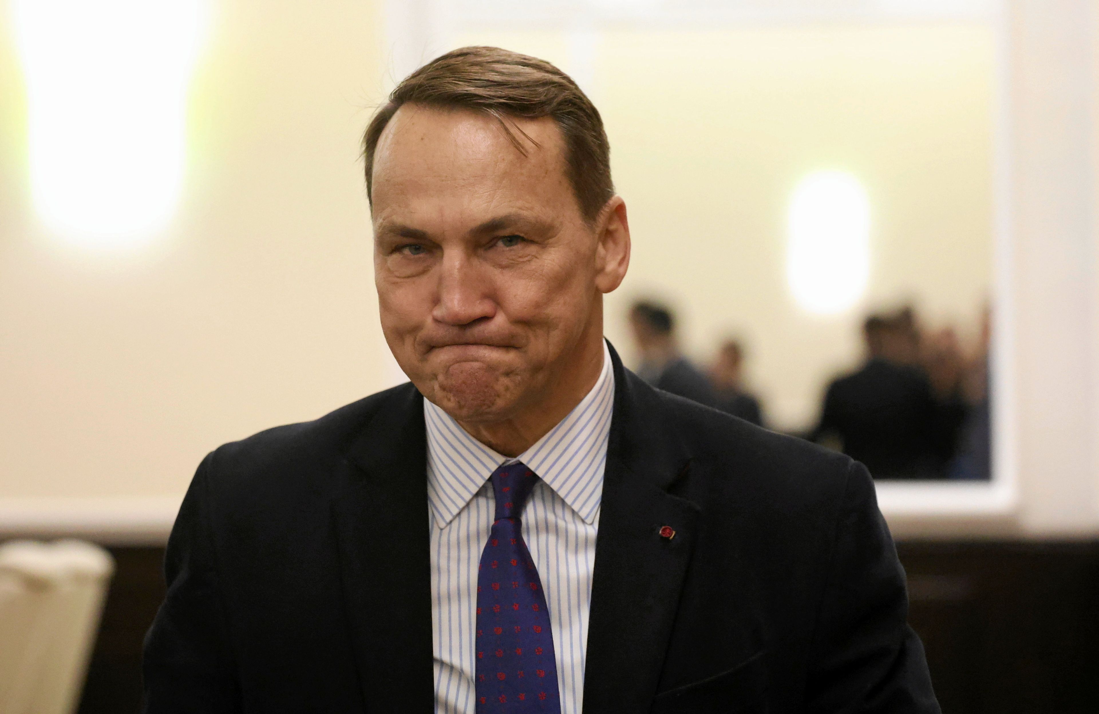 Radosław Sikorski zaciska usta