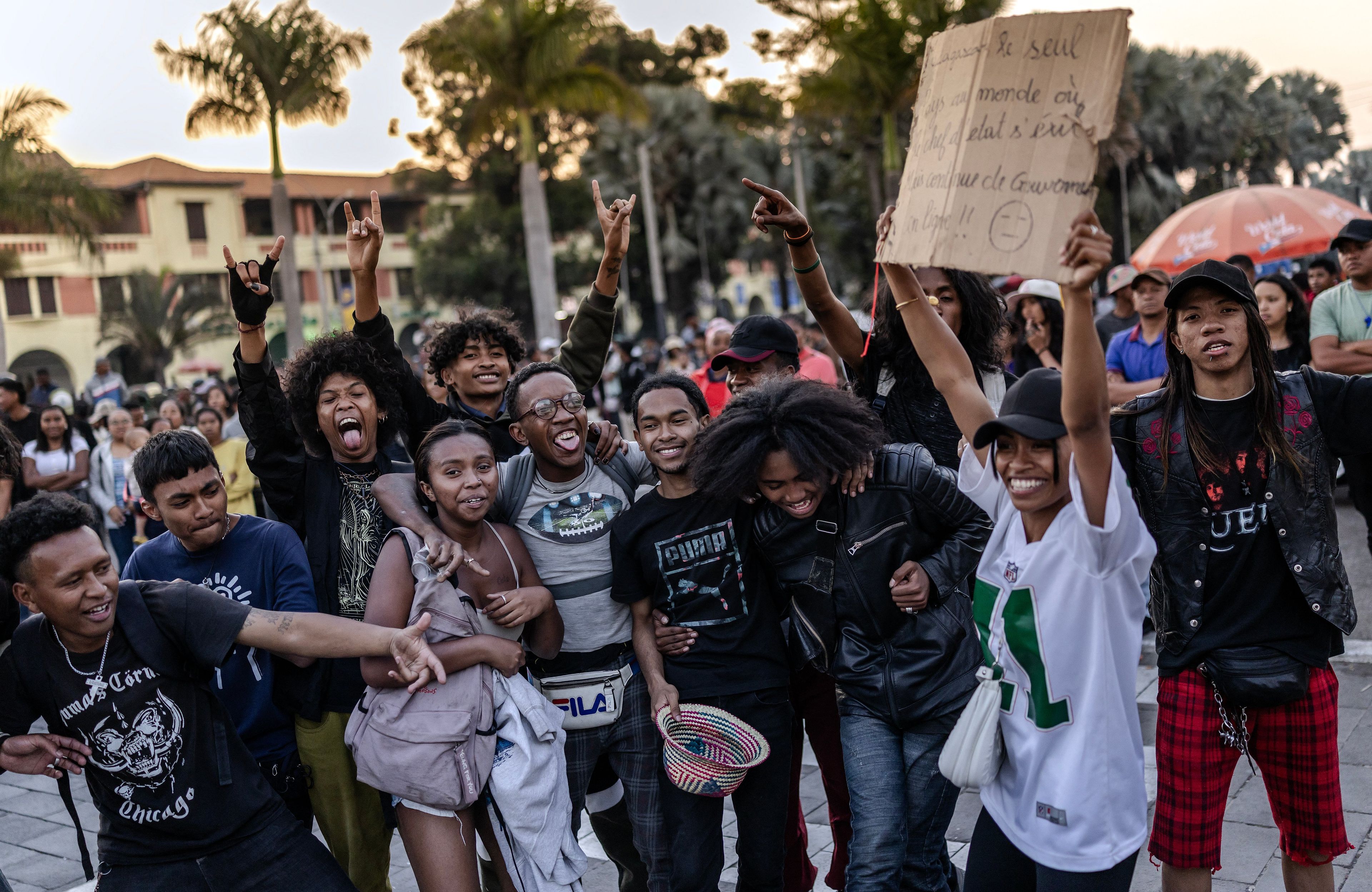 Madagaskar, Antananarywa, 14.10.25 – protestujący świętują obalenie prezydenta Andry'ego Rajoeliny.