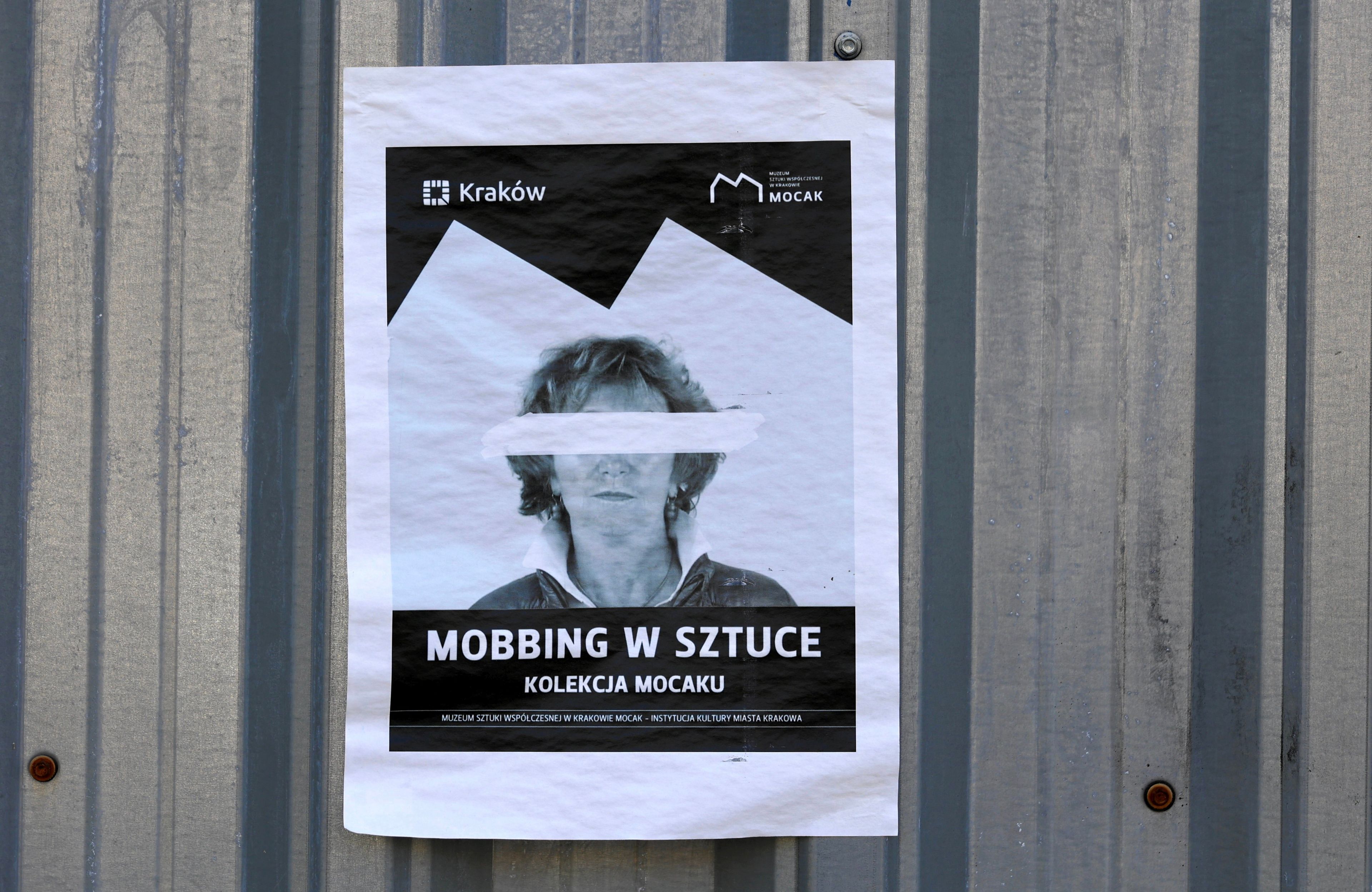czarno-biały plakat z twarzą maszy potockiej, na jej oczach umieszczono biały pasek, a pod spodem napis mobbing w sztuce