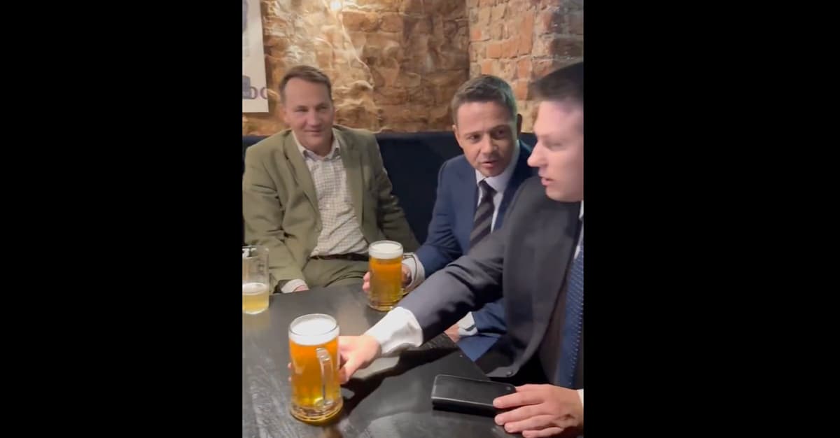 Trzaskowski i Sikorski na piwie z Mentzenem. Narodowcy się burzą, Tusk pochwala