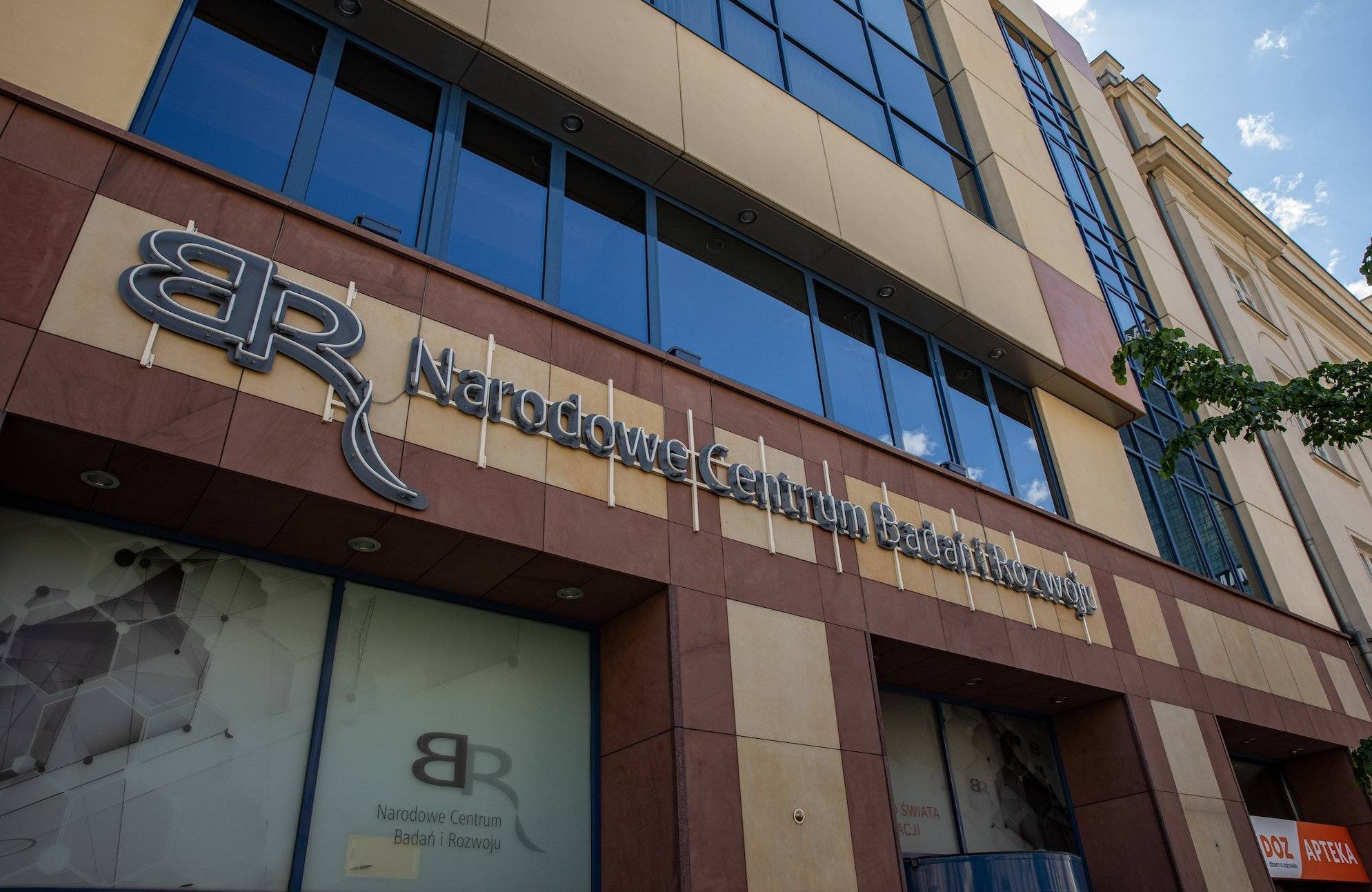 Elewacja budynku, w którym mieści się NCBiR czyli Narodowe Centrum Badań i Rozwoju