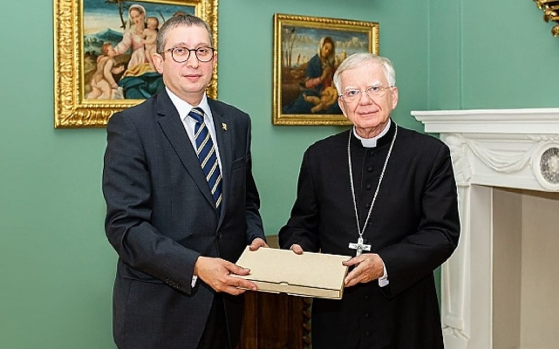 Grafika do artykułu Sekta naciąga na Maryję, na audiencji przyjmuje ich Jędraszewski. Bo dzielą nienawiść do LGBT