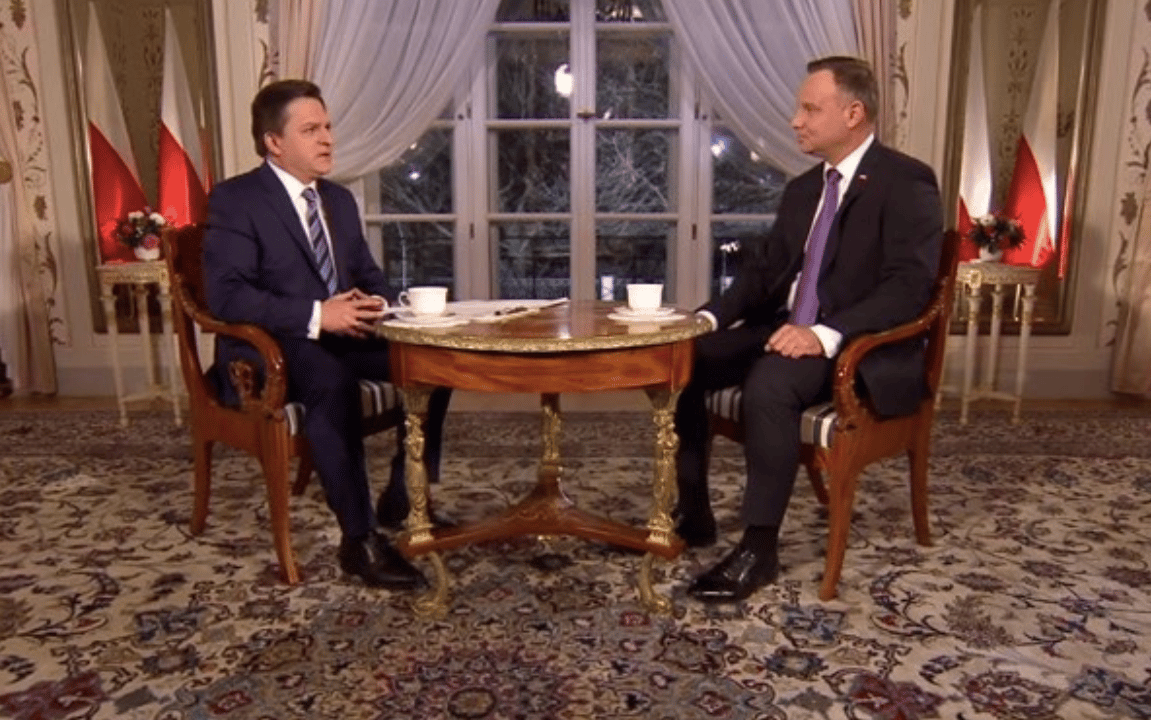 Grafika do artykułu Niebywałe słowa Andrzeja Dudy: zbudujmy pomnik Mazowieckiemu. Ale musiał dodać: Okrągły Stół doprowadził do postkomunizmu