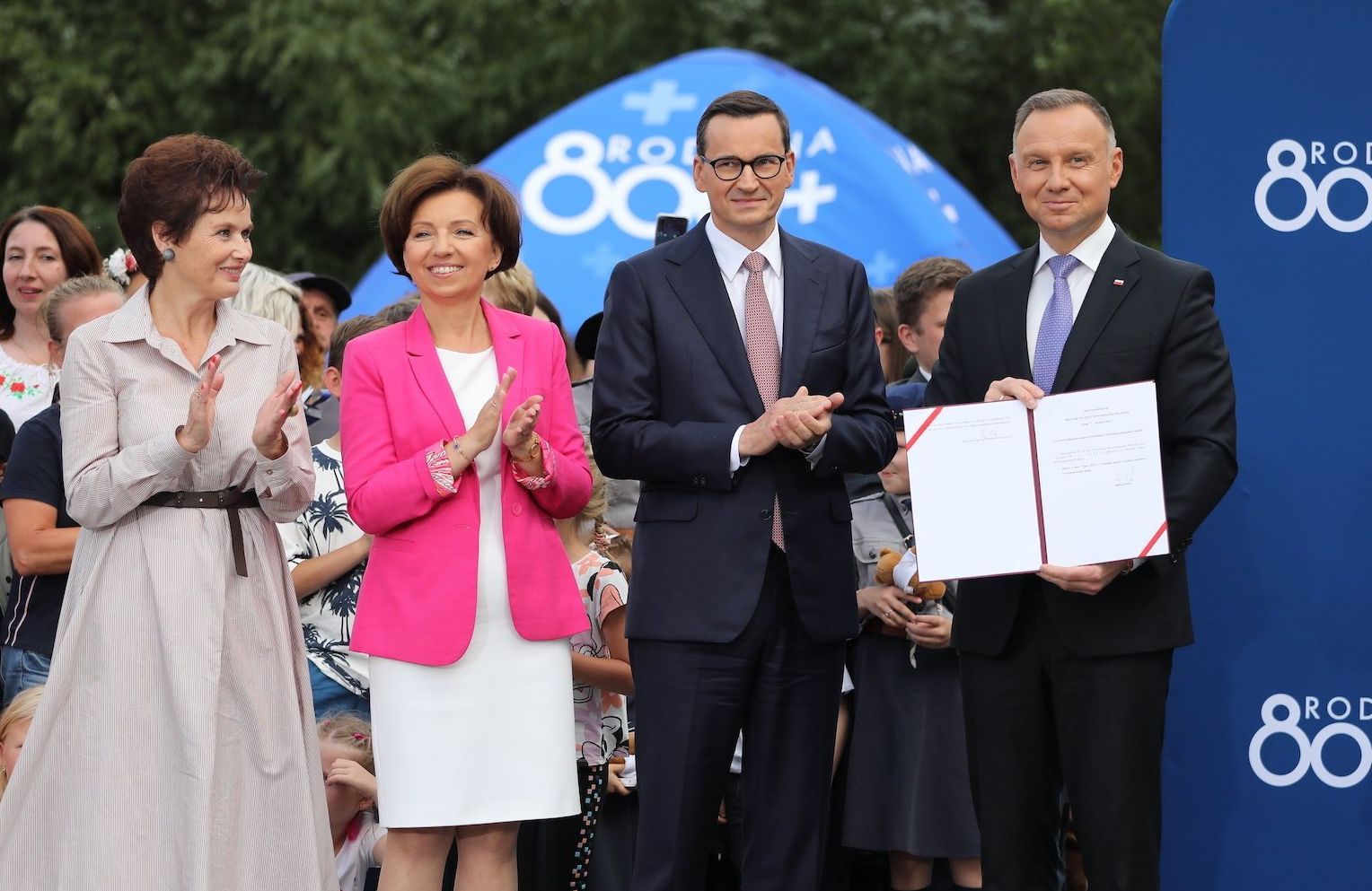 Prezydent podpisuje w Tarczynie ustawe 800+