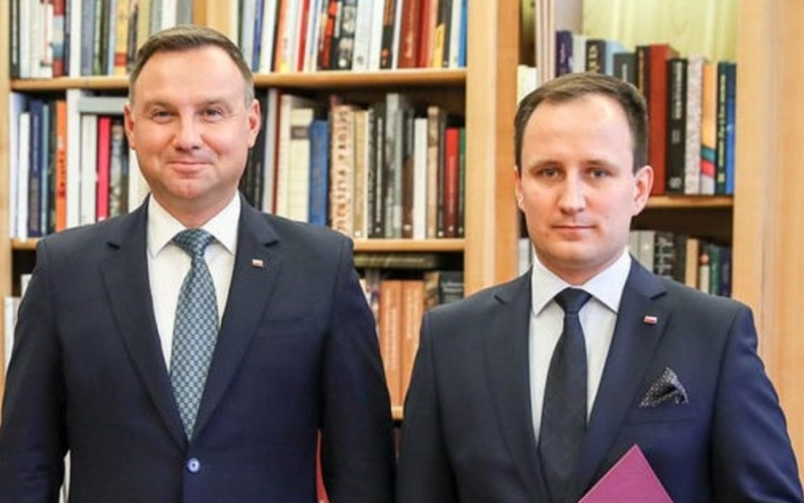 Grafika do artykułu Radny PiS zatrudniony w Orlenie obciął sobie pensję o 100 tys. zł. Ale tylko w oświadczeniu majątkowym