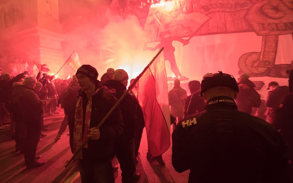 Grafika do artykułu Kto odpalił nielegalne race? Prezes Marszu Niepodległości: „To policja nie dopilnowała”