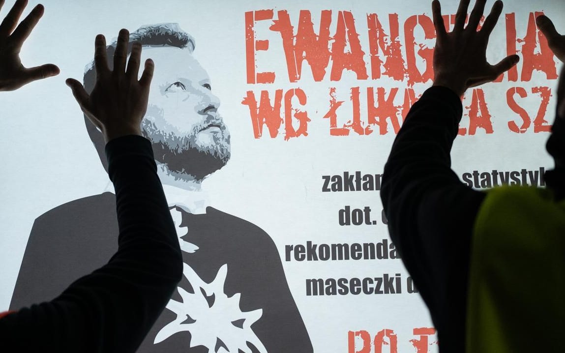 Grafika do artykułu Plakaty w gablotach AMS. Władza straszy "zostawcie Szumowskiego, bo pożałujecie". Co na to AMS?
