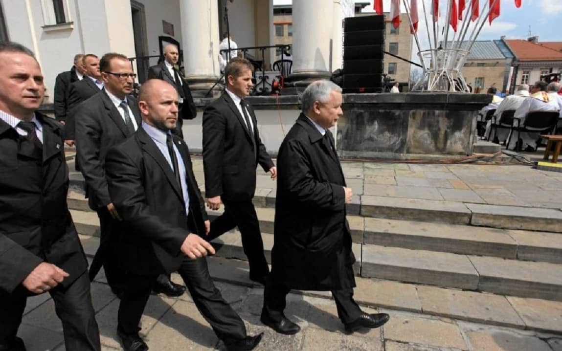 Grafika do artykułu Kaczyński osobiście sprawdzał, czy policja pilnuje kościołów. Bo nie widział jej u siebie w parafii