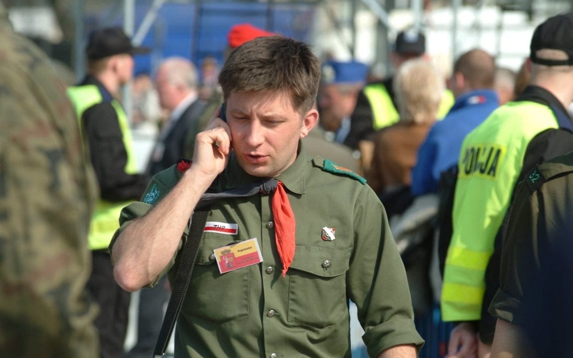05.04.2005 WARSZAWA PLAC PILSUDSKIEGO 
PRZED NARODOWA MSZA SWIETA ZALOBNA W INTENCJI PAPIEZA JANA PAWLA II
N/Z HARCMISTRZ MICHAL DWORCZYK - SLUZBA PORZADKOWA 
FOT. WALDEMAR KOMPALA / AGENCJA GAZETA