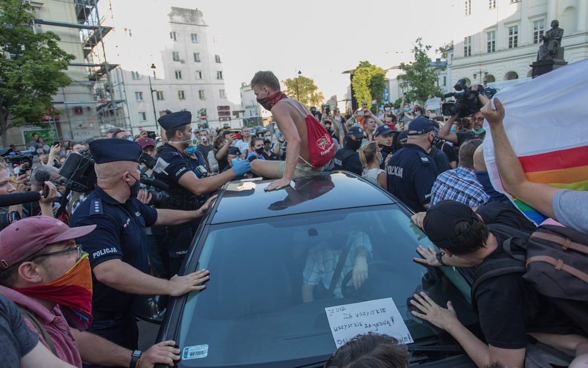 07.08.2020 Warszawa . ulica Krakowskie Przedmiescie . Blokada aresztowania aktywistki KPH . nz samochod z aresztowana Margot , Linus Lewandowski 
Fot. Adam Stepien / Agencja Gazeta
