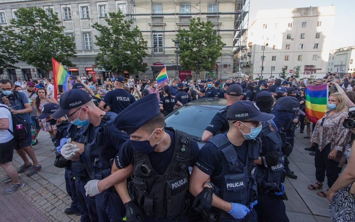 07.08.2020 Warszawa . ulica Krakowskie Przedmiescie . Blokada aresztowania aktywistki KPH .
Fot. Adam Stepien / Agencja Gazeta