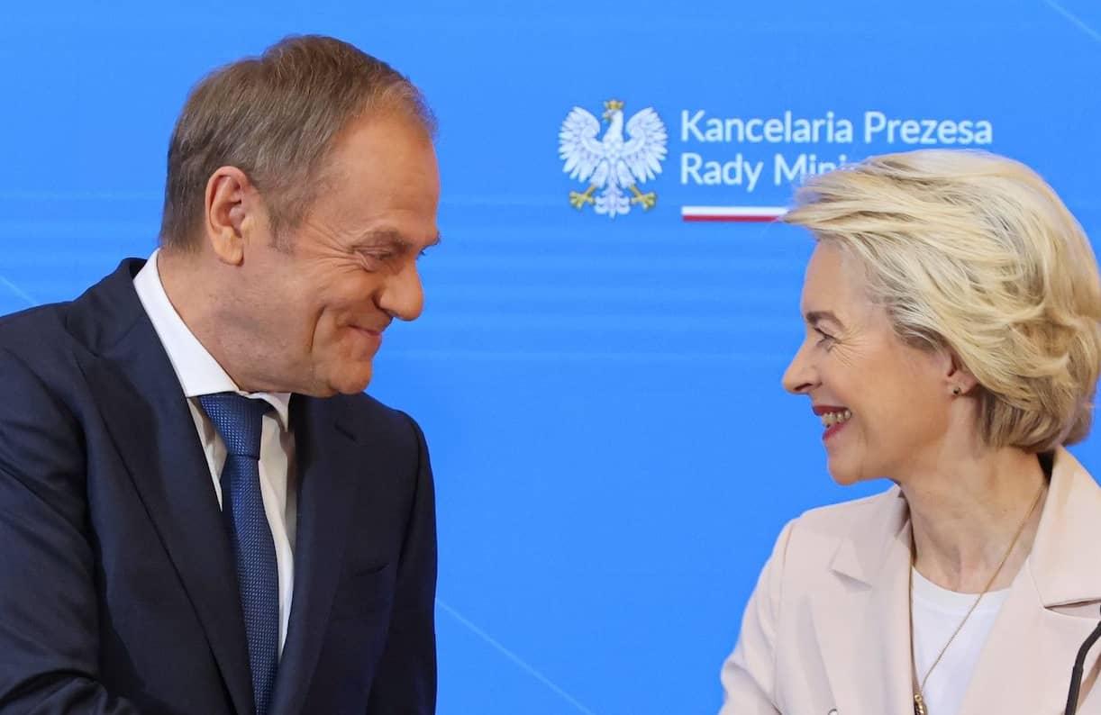 Donald Tusk i Ursula von der Leyen podają sobie dłoń podczas konferencji prasowej w KPRM.