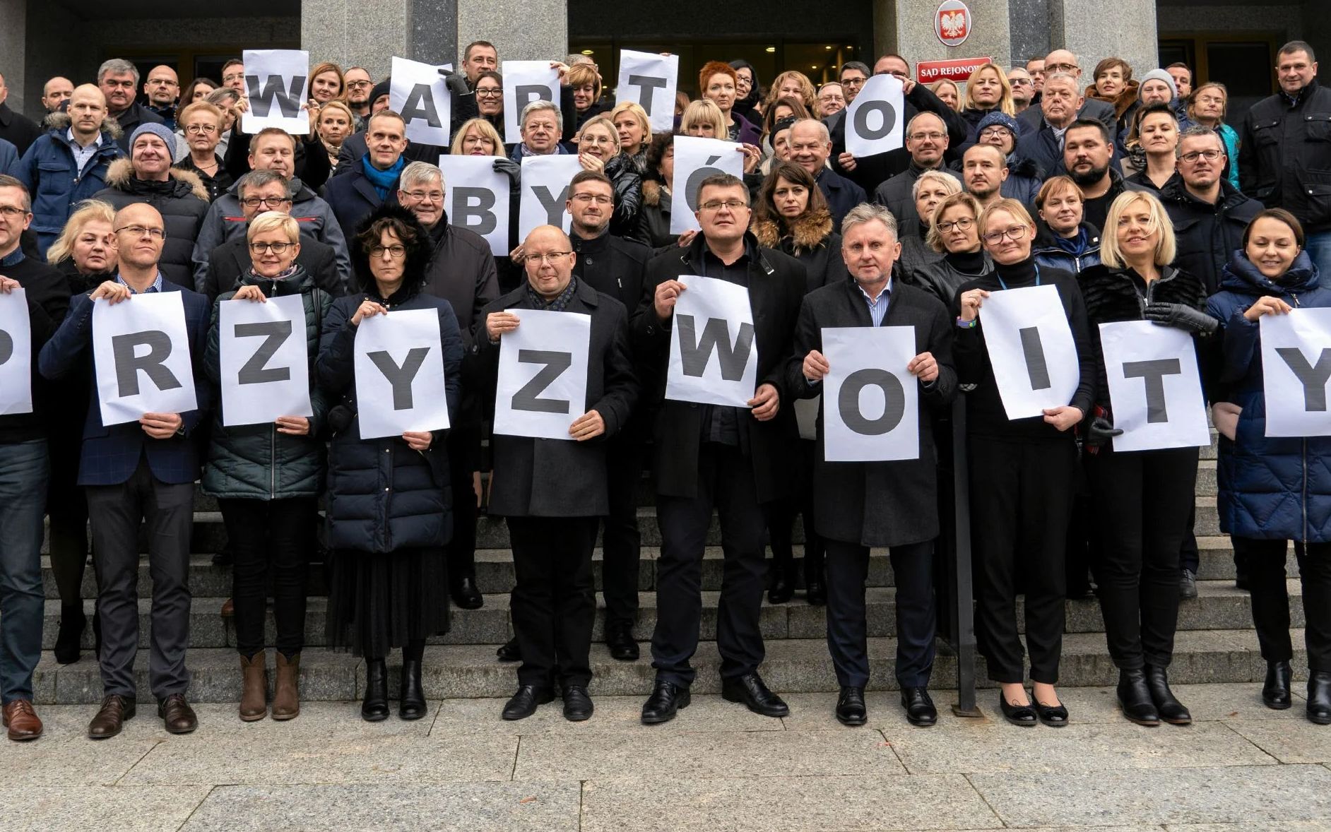 Grafika do artykułu Wielki historyczny apel polskich sędziów w obronie prawa UE. Ostateczna lista 4219 nazwisk
