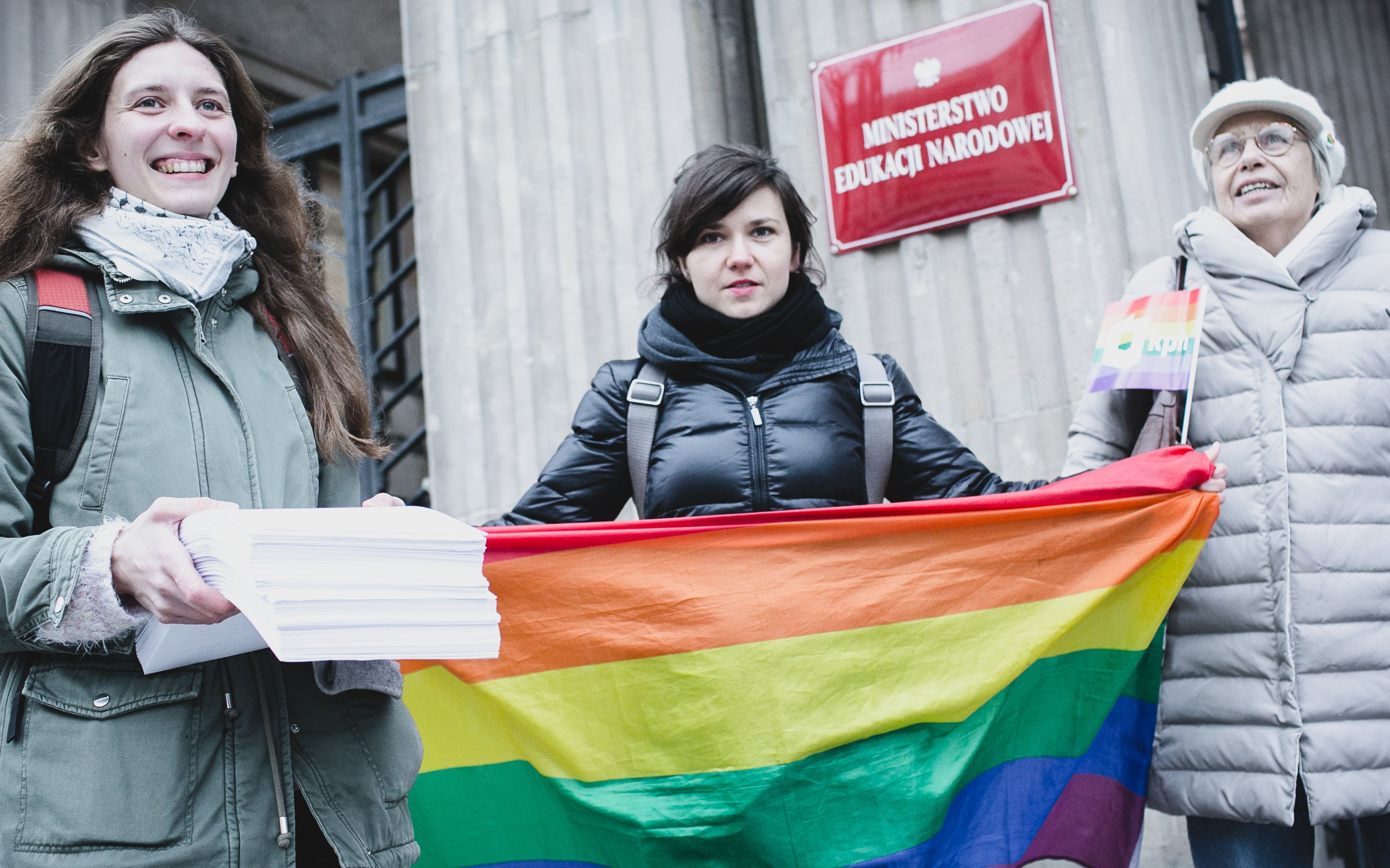 Grafika do artykułu Tęczowy Piątek w Twojej szkole. Wyślij zdjęcia i relacje do OKO.press