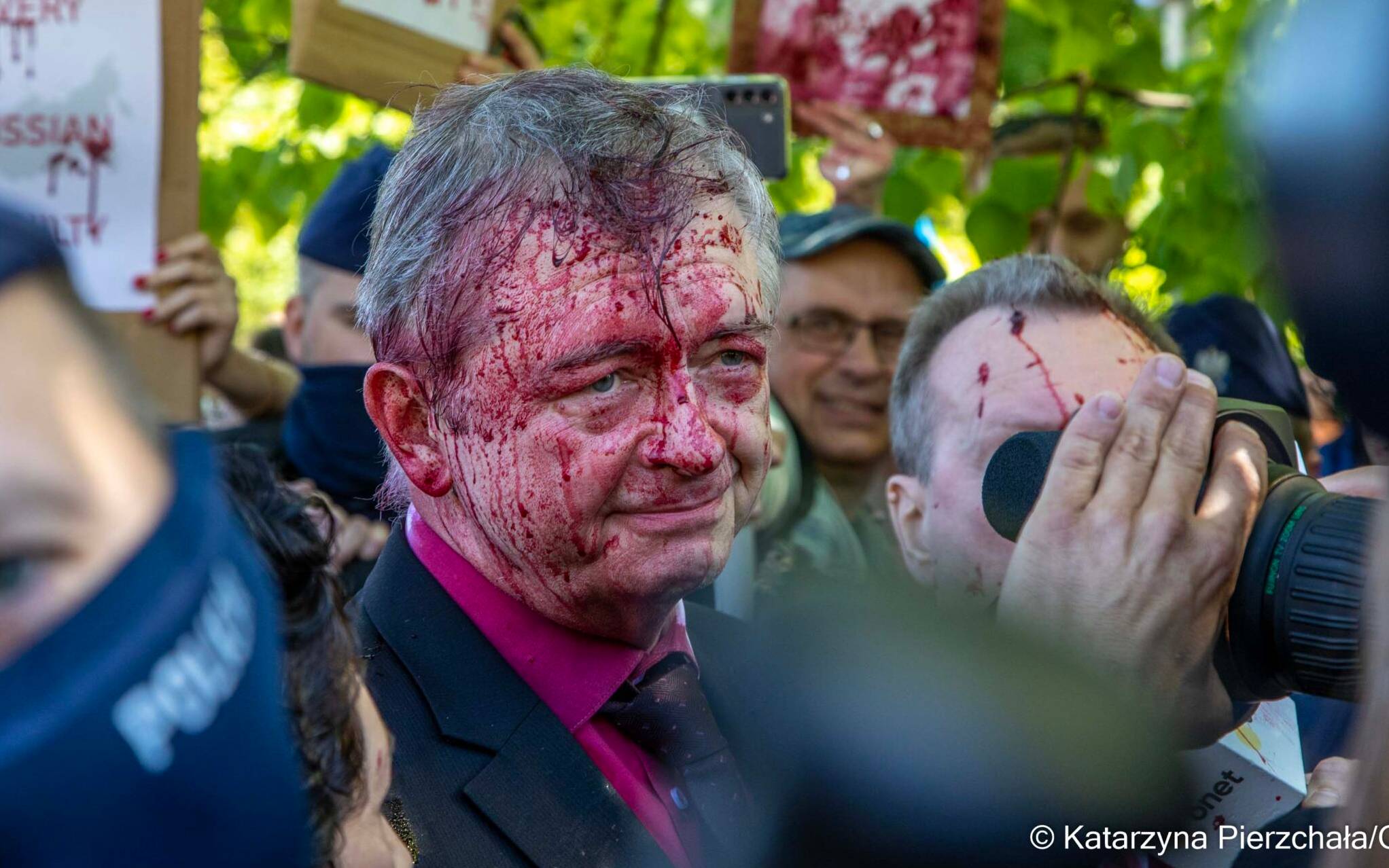 Ambasador Rosji oblany czerwoną farbą podczas protestu przeciw inwazji na Ukrainę. Chciał złożyć kwiaty pod pomnikiem poległych żołnierzy radzieckich w Warszawie.