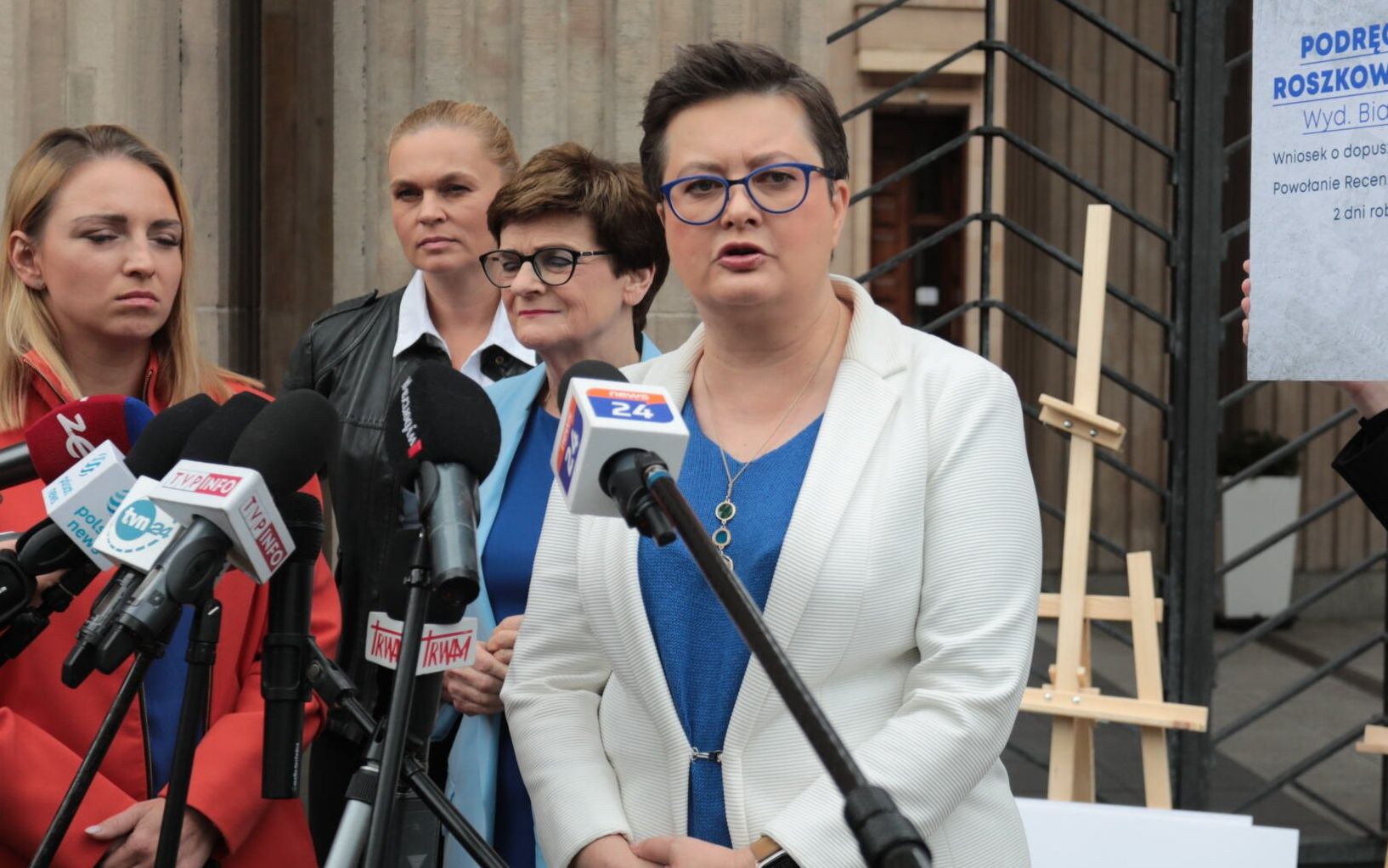 12.07.2022 Warszawa , al. Szucha , przed budynkiem MEN . Polityczki opozycji (od lewej): Krystyna Szumilas , Brabara Nowacka , Kinga Gajewska i Katarzyna Lubnauer podczas konferencji prasowej ws. pisowskiego podrecznika do HiT (" Historia i terazniejszosc - standarowy produkt ministra edukacji w rzadzei PiS Przemyslawa Czarnka ).
Fot. Slawomir Kaminski / Agencja Wyborcza.pl