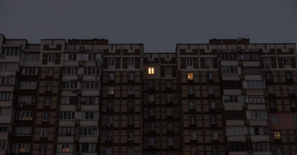 W Kijowie pierwsze awaryjne przerwy w dostawie prądu. Rosja wali po liniach energetycznych