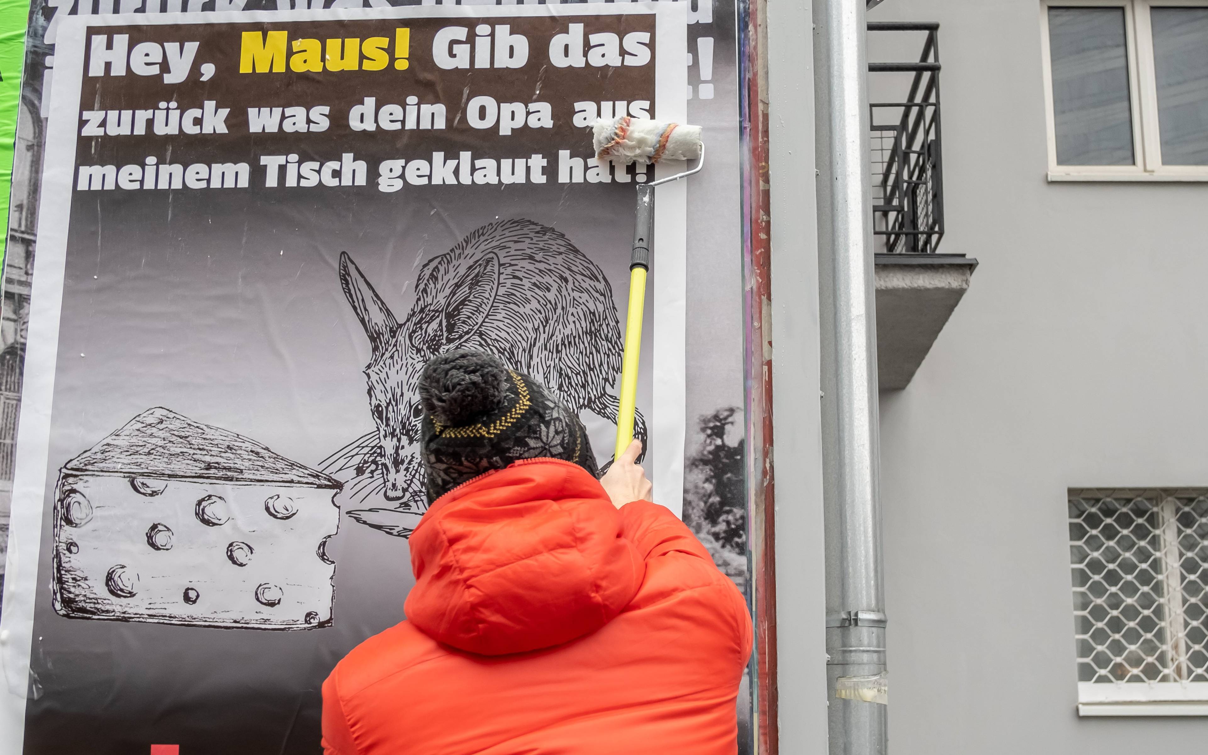 Grafika do artykułu Aktywiści zaklejają antyniemieckie plakaty. "Myszko, oddaj to, co Twój dziadek zabrał ze stołu!"