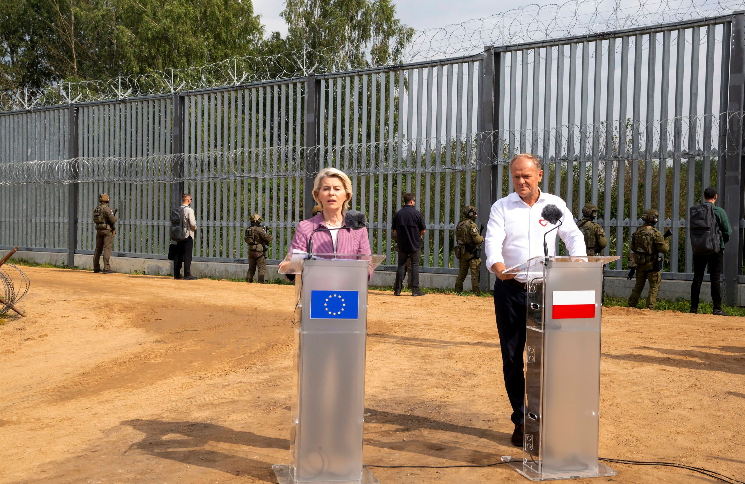 Ursula von der Leyen i Donald Tusk przy płocie na granicy z Białorusią, Ozierany, 31.08.2025 r.