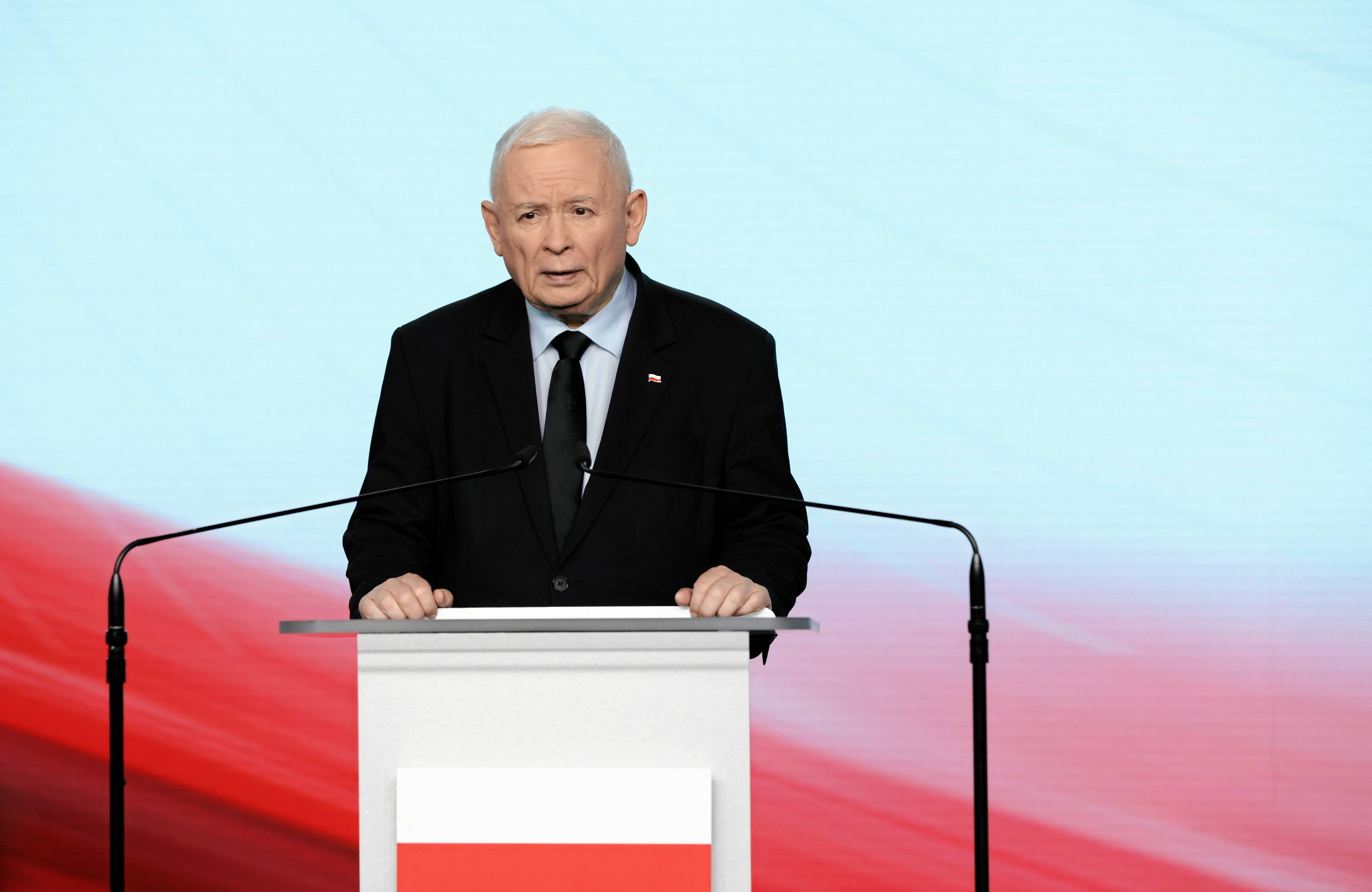 Jarosław Kaczyński przemawia na biało-czerwonym tle