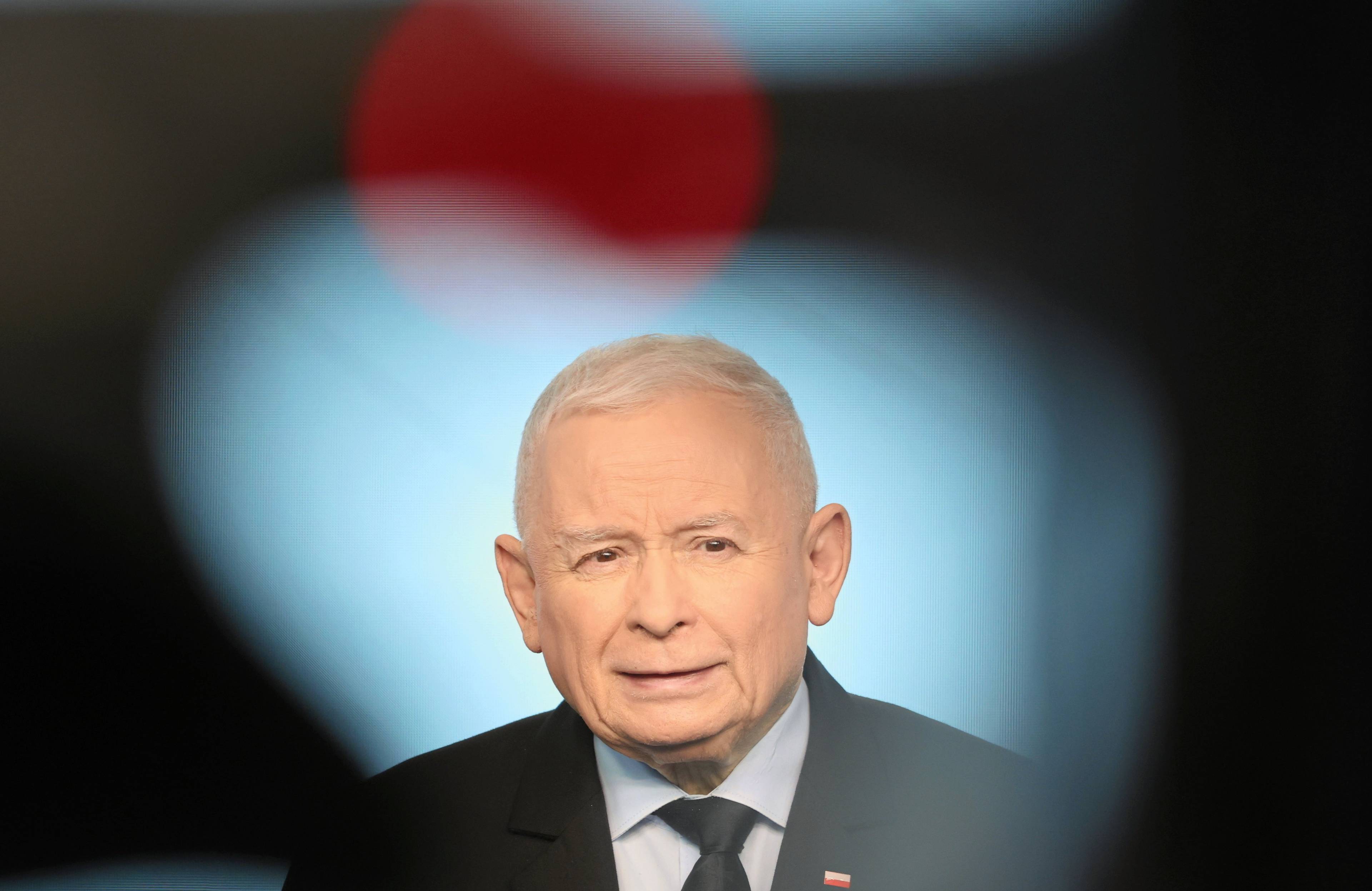 Starszy mężczyzna w „aureoli” ze świateł scenicznych. Jarosław Kaczyński