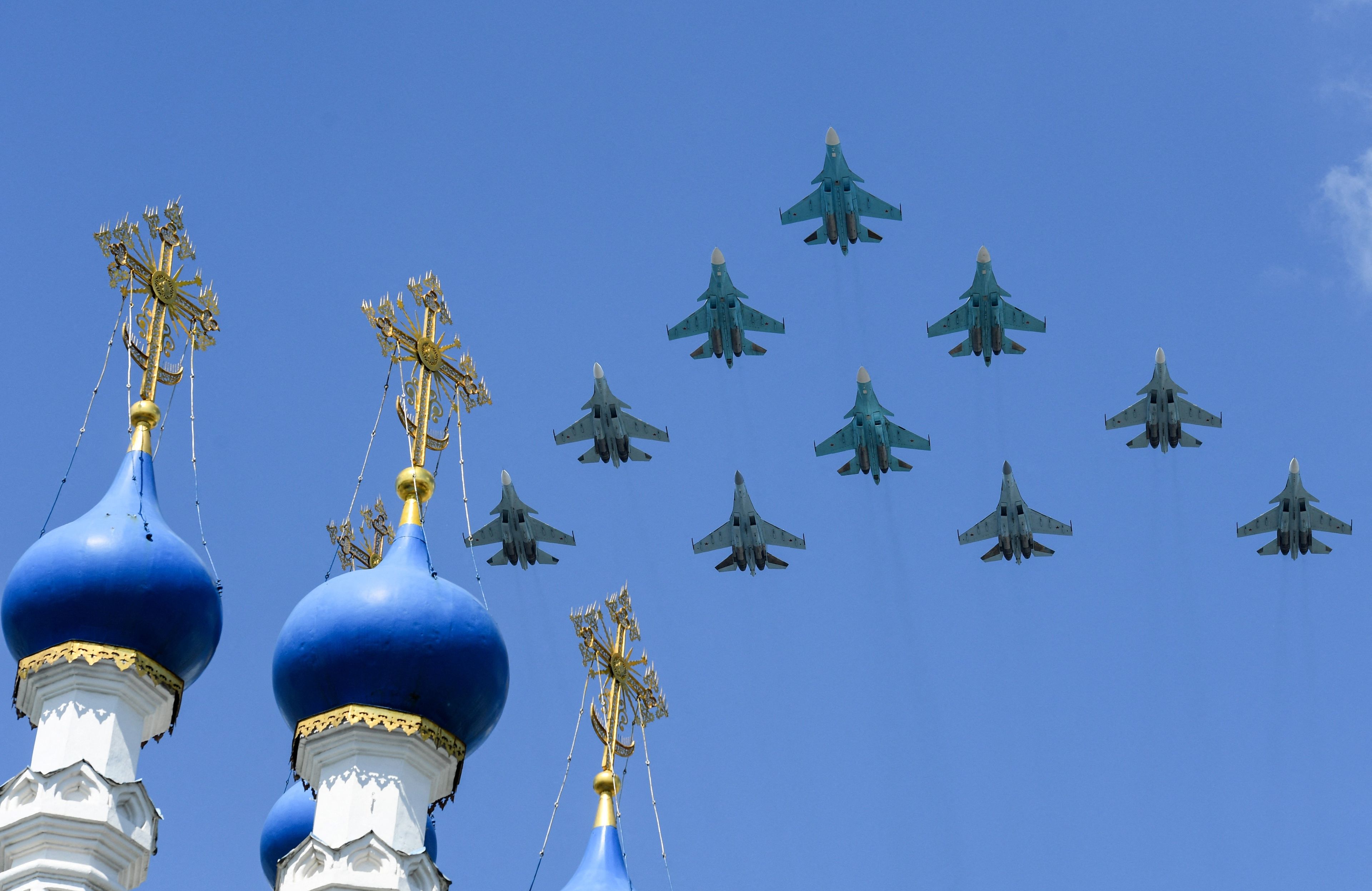 Rosyjskie myśliwce Suchoj Su-35S, wojskowe samoloty myśliwskie Su-34 i myśliwce Su-30SM przelatują nad centrum Moskwy podczas parady wojskowej z okazji 75. rocznicy zwycięstwa Związku Radzieckiego nad nazistowskimi Niemcami w II wojnie światowej, 24 czerwca 2020 r. w Moskwie