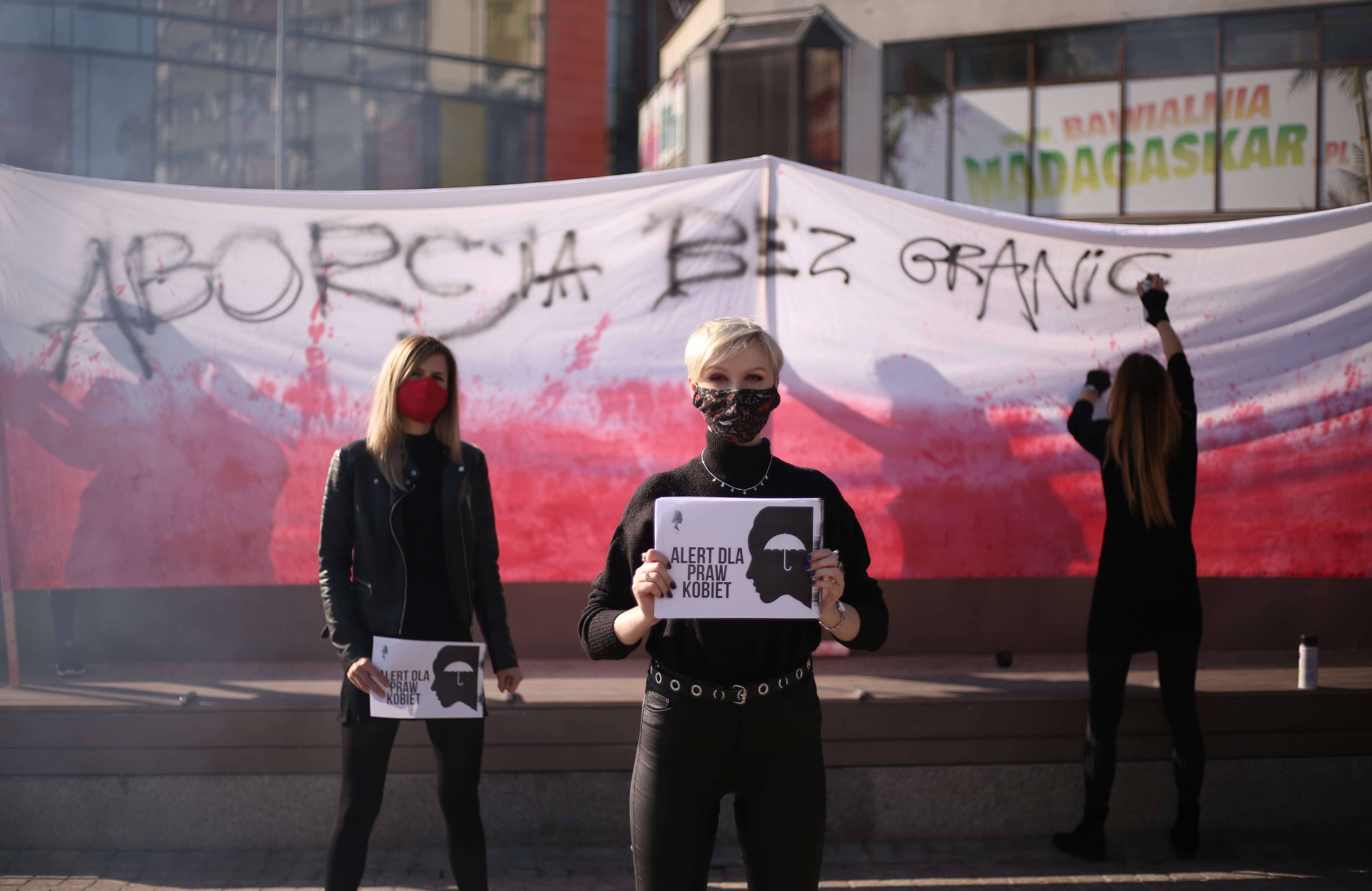 aktywistki Aborcji bez Granic na tle flagi polkiej