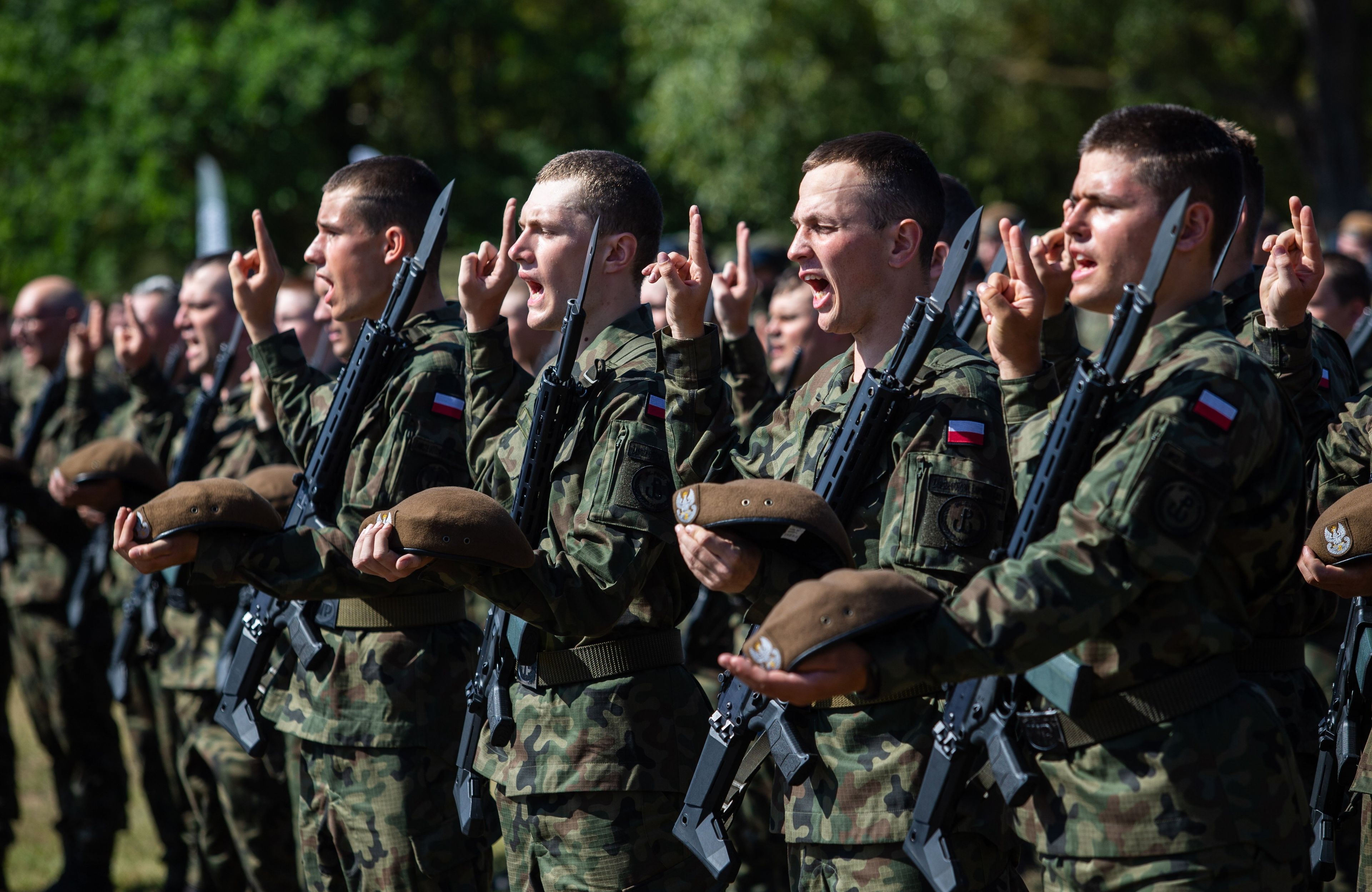 Ustawieni w szeregu żołnierze 8 Kujawsko-Pomorskiej Brygady WOT składają przysięgę wojskową