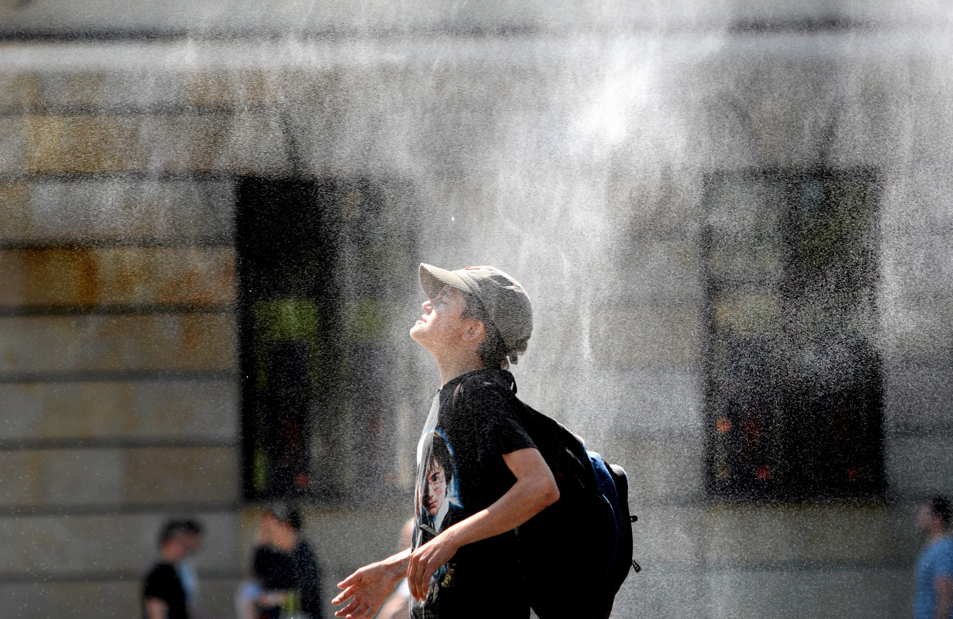 22.05.2014 Lublin , pl. Litweski . Pierwsza w tym roku kurtyna wodna w Lublinie .
Fot. Jakub Orzechowski / Agencja Wyborcza.pl