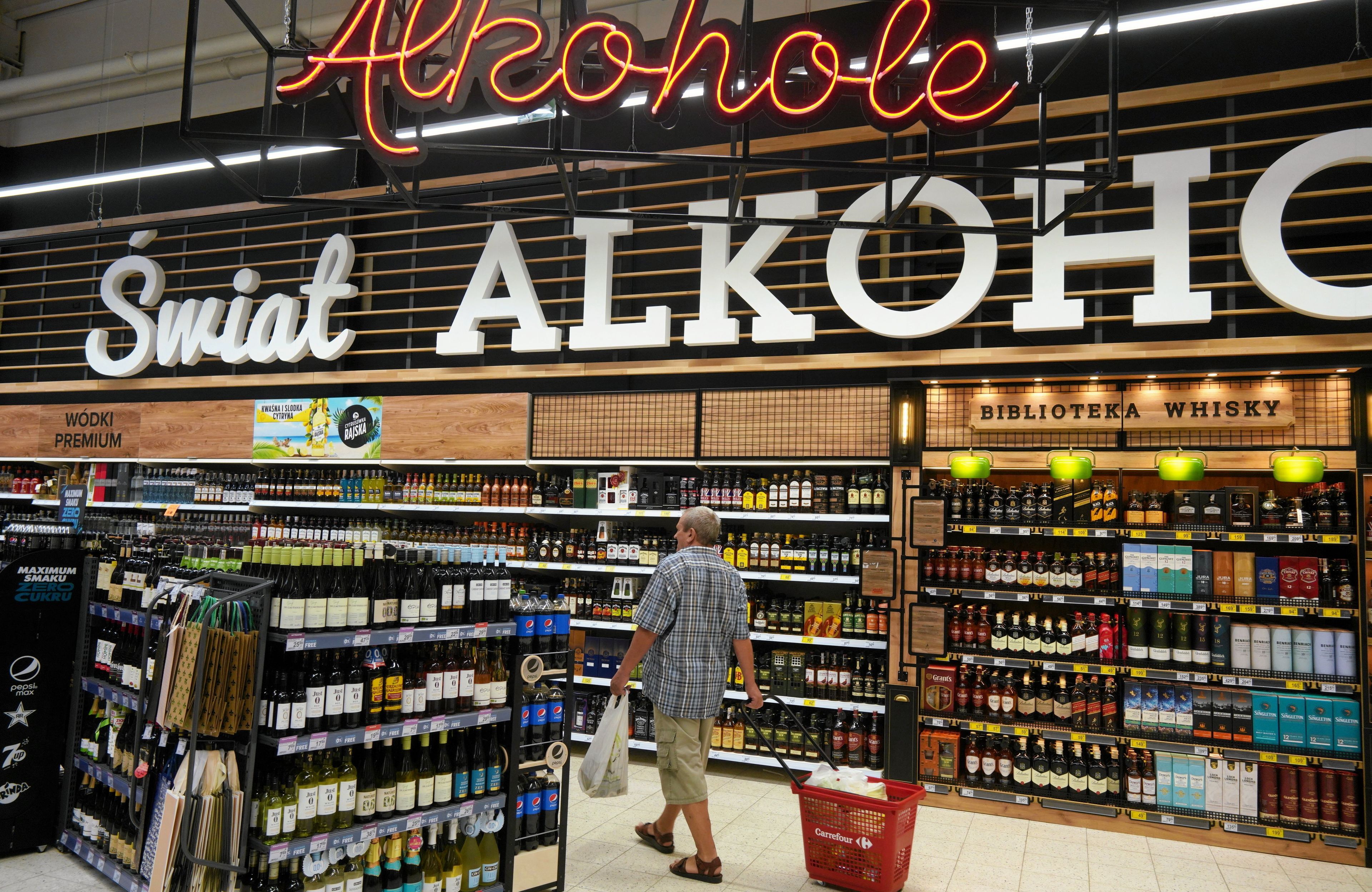 sklep z alkoholem z pełnymi półkami