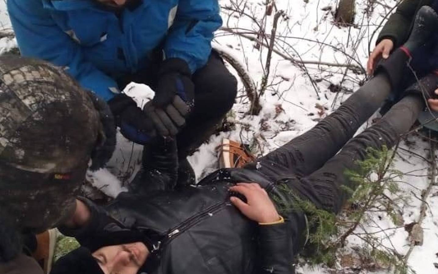 Grafika do artykułu Polscy pogranicznicy wyrzucili na Białoruś 16-latka z padaczką i urazem głowy. W lasach grozi mu śmierć