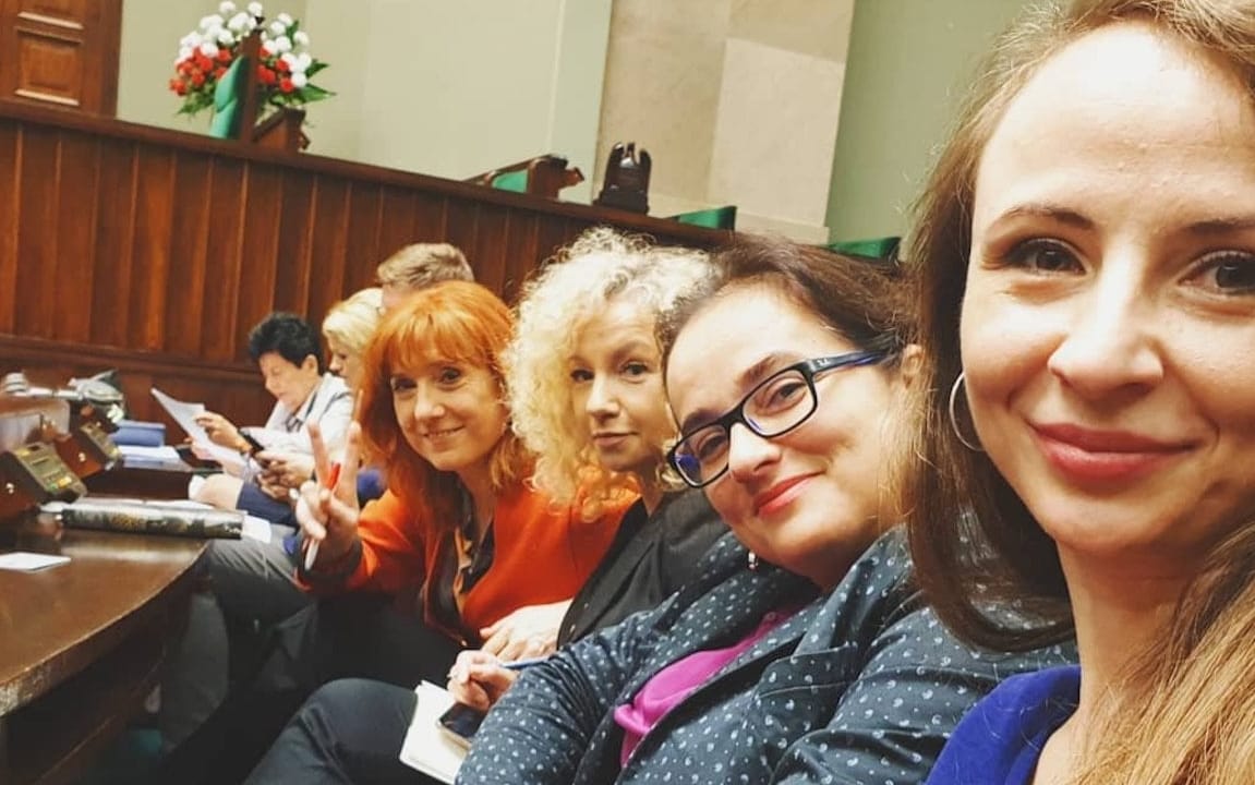 Grafika do artykułu "Jesteśmy posłankami, a nie posłami". 20 parlamentarzystek Lewicy pisze do kancelarii Sejmu. Chcą zmian tabliczek