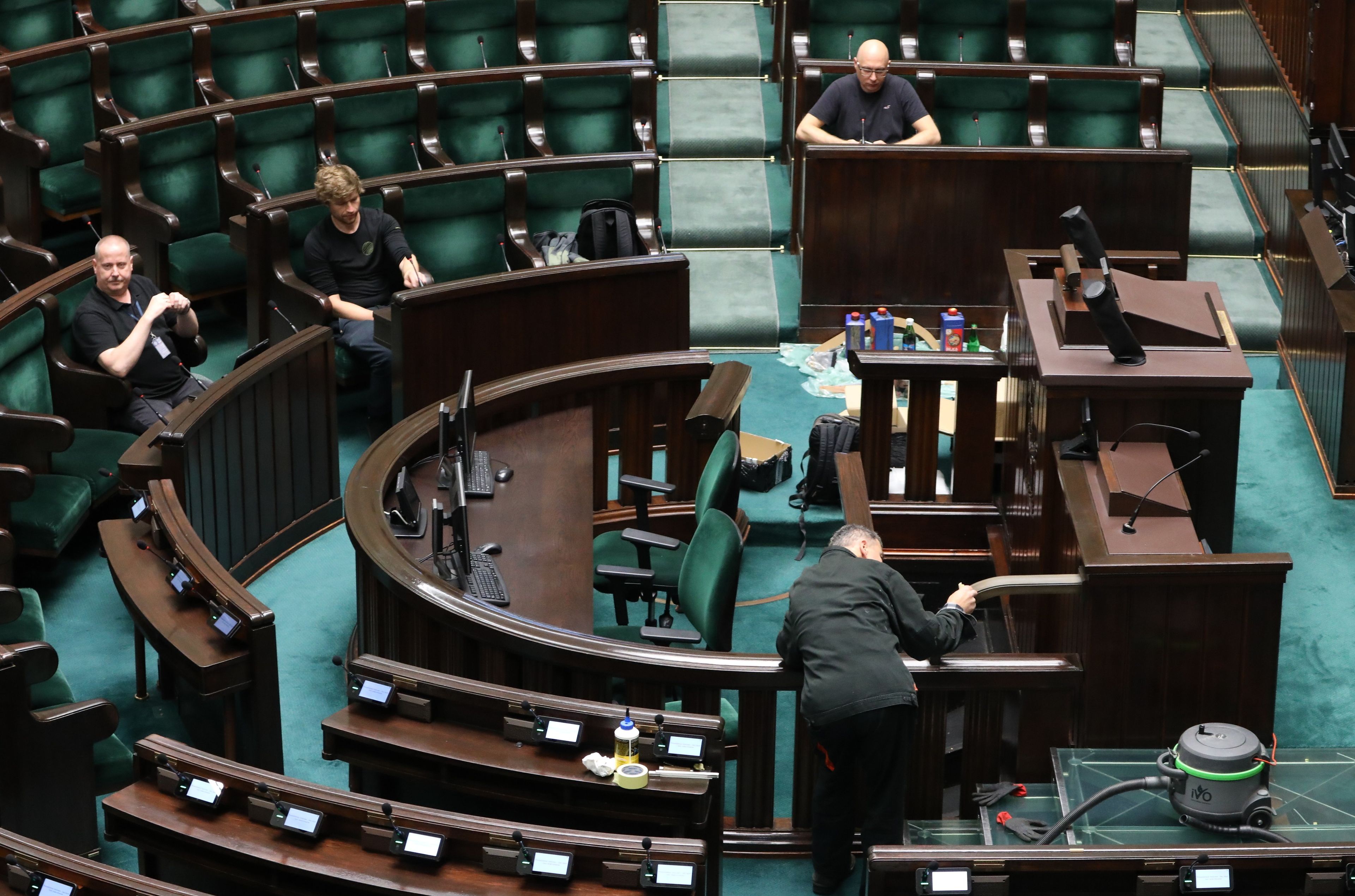Sala plenarna Sejmu, pracownicy usuwają usterki po zakończonej kadencji