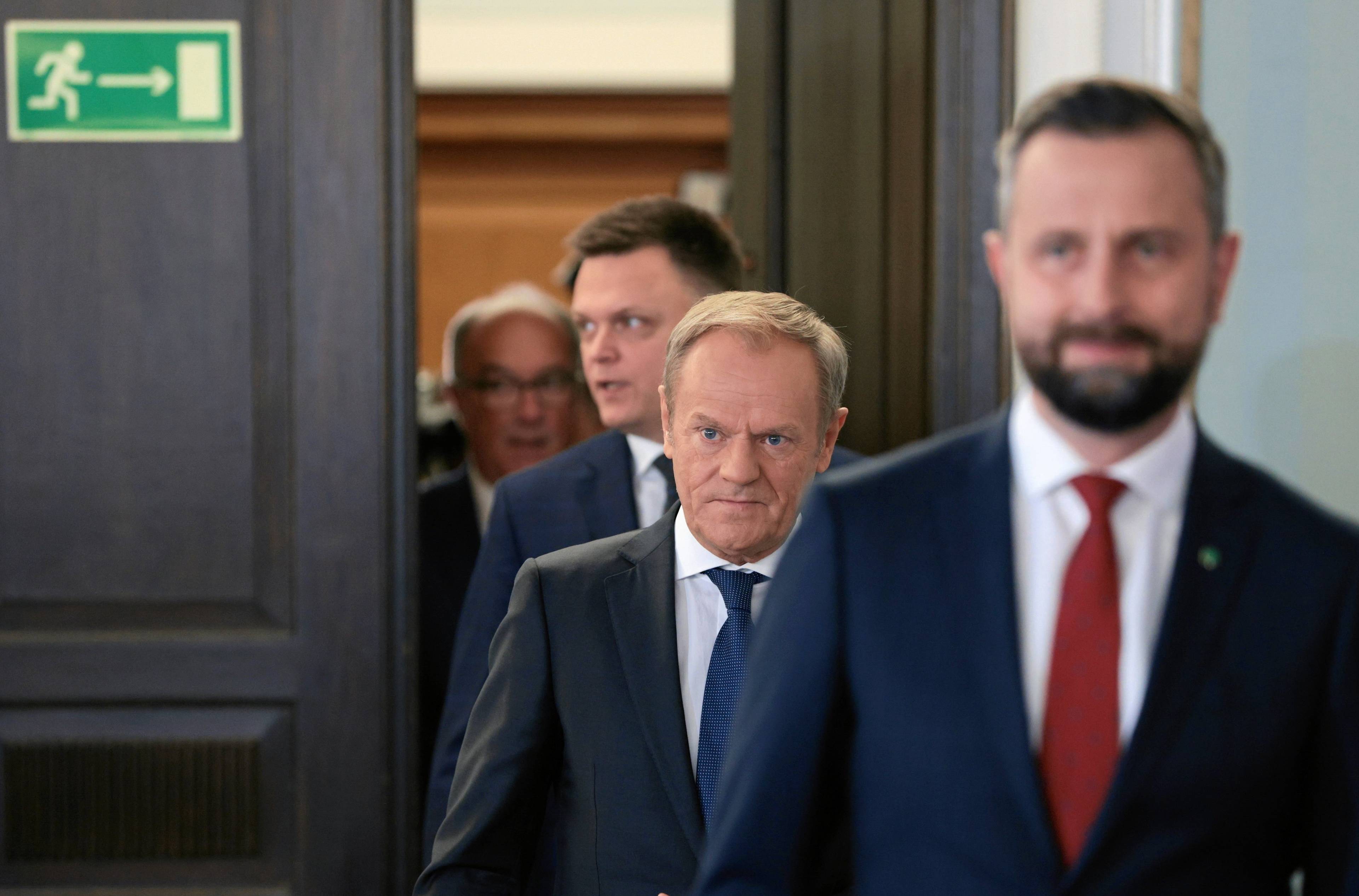 liderzy nowej koalicji wychodzą na konferencję prasową, na pierwszym planie Władysław Kosiniak-Kamysz, dalej Donald Tusk, Szymon Hołownia i na końcu Włodzimierz Czarzasty