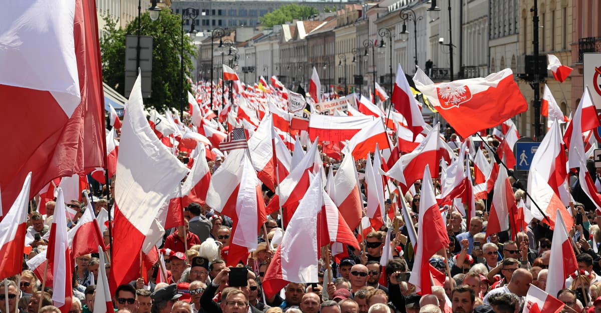Co się dzieje na marszu Karola Nawrockiego? Bądź tam razem z OKO.press!