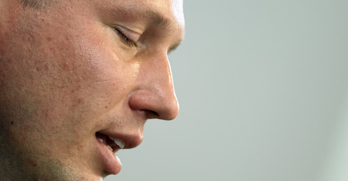 Mentzen się tłumaczy z piwa. Sikorski: „W polityce nie obcujemy tylko z przyjaciółmi”